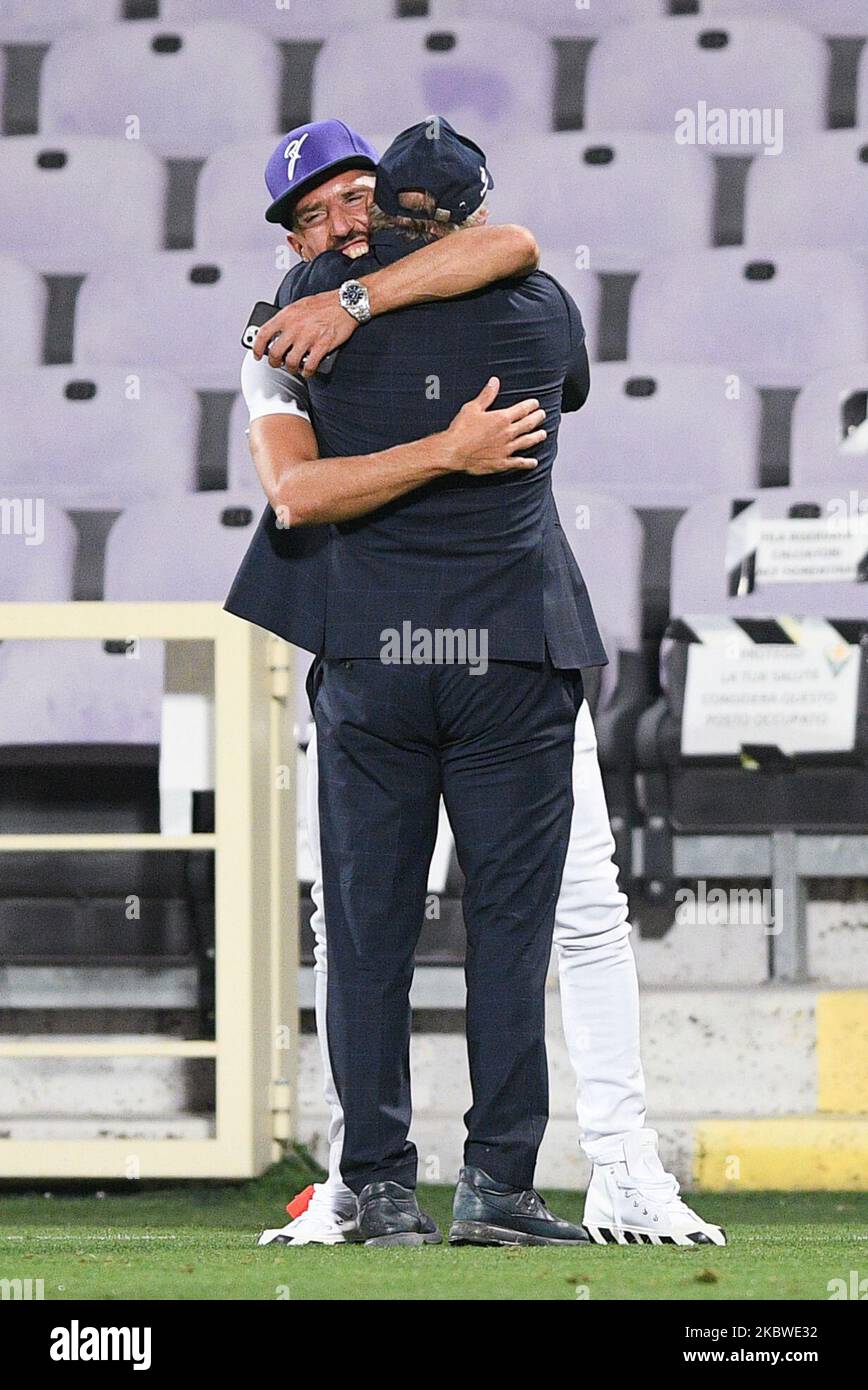 Franck Ribery von ACF Fiorentina umarmt Giuseppe Iachini Manager von ACF Fiorentina während der Serie Ein Spiel zwischen ACF Fiorentina und FC Bologna im Stadio Artemio Franchi, Florenz, Italien am 29. Juli 2020. (Foto von Giuseppe Maffia/NurPhoto) Stockfoto