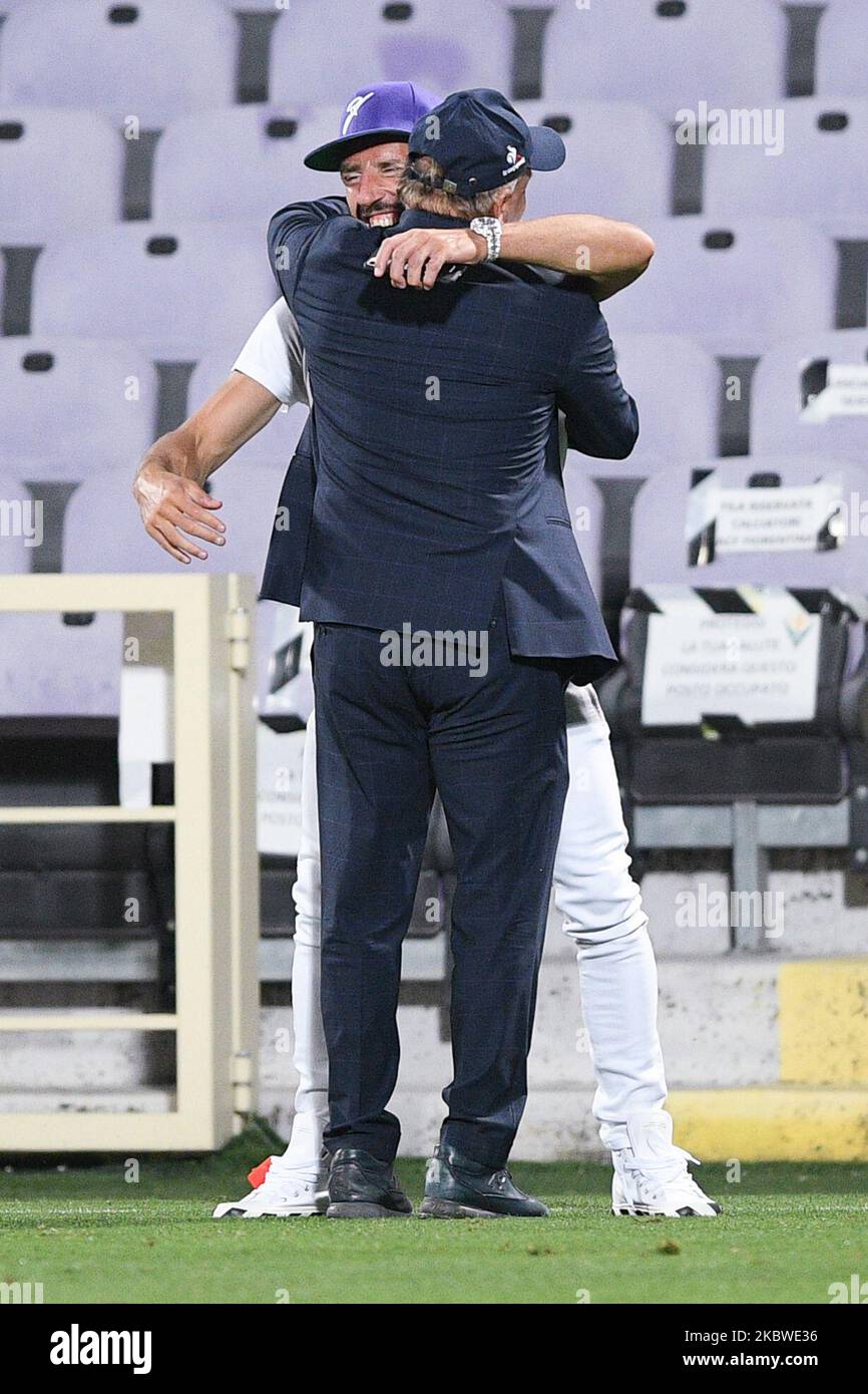 Franck Ribery von ACF Fiorentina umarmt Giuseppe Iachini Manager von ACF Fiorentina während der Serie Ein Spiel zwischen ACF Fiorentina und FC Bologna im Stadio Artemio Franchi, Florenz, Italien am 29. Juli 2020. (Foto von Giuseppe Maffia/NurPhoto) Stockfoto