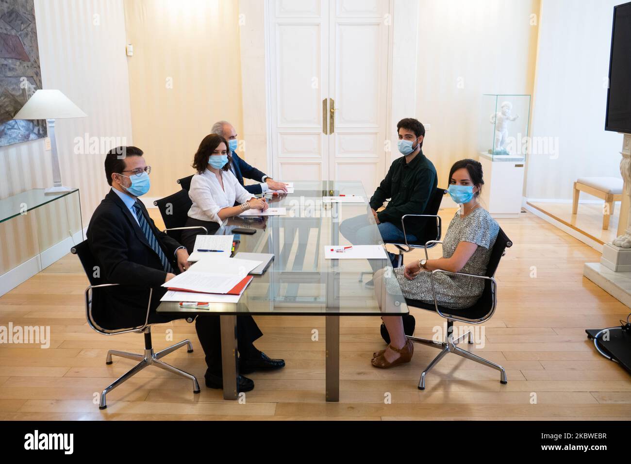 Isabel Diaz Ayuso, zusammen mit Javier Fernández-Lasquetty, Minister für Finanzen und öffentliche Funktion, und Enrique Ruiz Escudero, Berater für Gesundheit, erhalten sie eine Vertretung von niedergelassenen Ärzten (mir), die seit mehr als zwei Wochen streiken und eine Verbesserung ihrer Vereinbarung und ihrer Arbeitsbedingungen fordern. Am 30. Juli 2020 in Madrid, Spanien. (Foto von Jon Imanol Reino/NurPhoto) Stockfoto