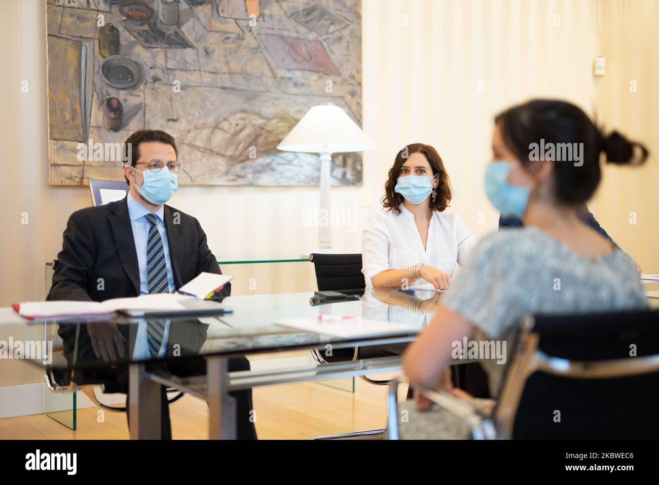 Isabel Diaz Ayuso, zusammen mit Javier Fernández-Lasquetty, Minister für Finanzen und öffentliche Funktion, und Enrique Ruiz Escudero, Berater für Gesundheit, erhalten sie eine Vertretung von niedergelassenen Ärzten (mir), die seit mehr als zwei Wochen streiken und eine Verbesserung ihrer Vereinbarung und ihrer Arbeitsbedingungen fordern. Am 30. Juli 2020 in Madrid, Spanien. (Foto von Jon Imanol Reino/NurPhoto) Stockfoto