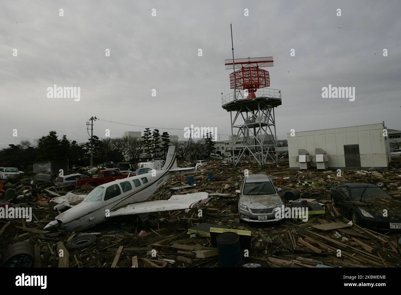 22. März 2011-Sendai, Japan-Ein Blick auf Trümmer und Schlamm, die beim Tsunami bedeckt wurden, der am 22. März 2011 den zerstörten Flughafen in Sendai traf. Am 11. März 2011 ereignete sich in Japan ein Erdbeben mit einer Magnitude von 9,0, dem größten in der Geschichte des Landes und einem der fünf mächtigsten, die jemals auf der ganzen Welt verzeichnet wurden. Innerhalb einer Stunde nach dem Erdbeben wurden die Städte, die das Ufer säumten, durch einen massiven Tsunami abgeflacht, der durch die Energie verursacht wurde, die durch das Erdbeben freigesetzt wurde. Mit Wellen von bis zu vier oder fünf Metern Höhe stürzten sie durch Häuser, Städte und Felder der Zivilbevölkerung. (Foto von Seung-il Ryu/NurPhoto) Stockfoto