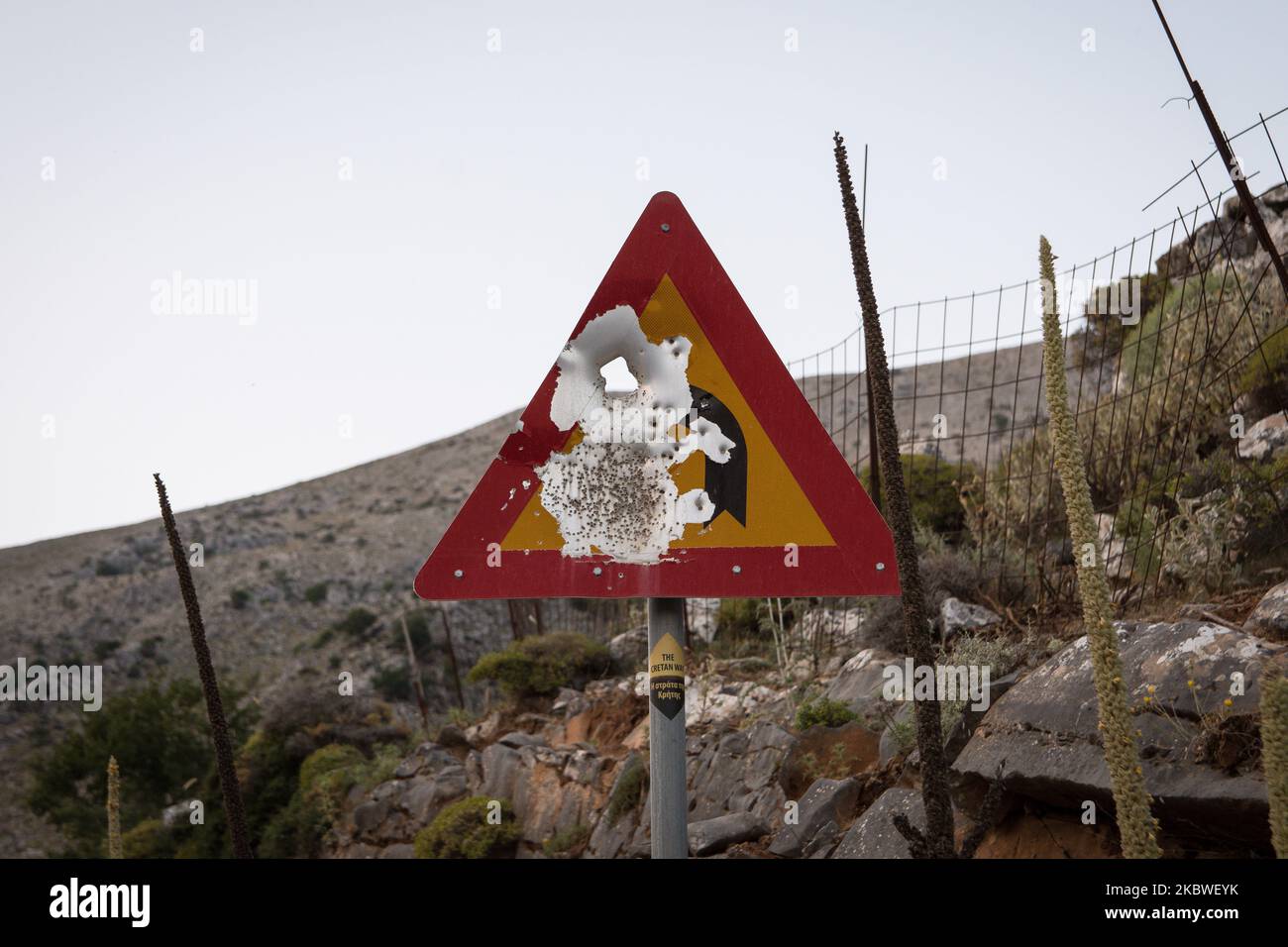 Schoss am 30. Juli 2020 Straßenschilder in Sfakia auf Kreta, Griechenland. In der Gegend ist trotz des Verbots der Einsatz von Waffen üblich. (Foto von Nikolas Kokovlis/NurPhoto) Stockfoto