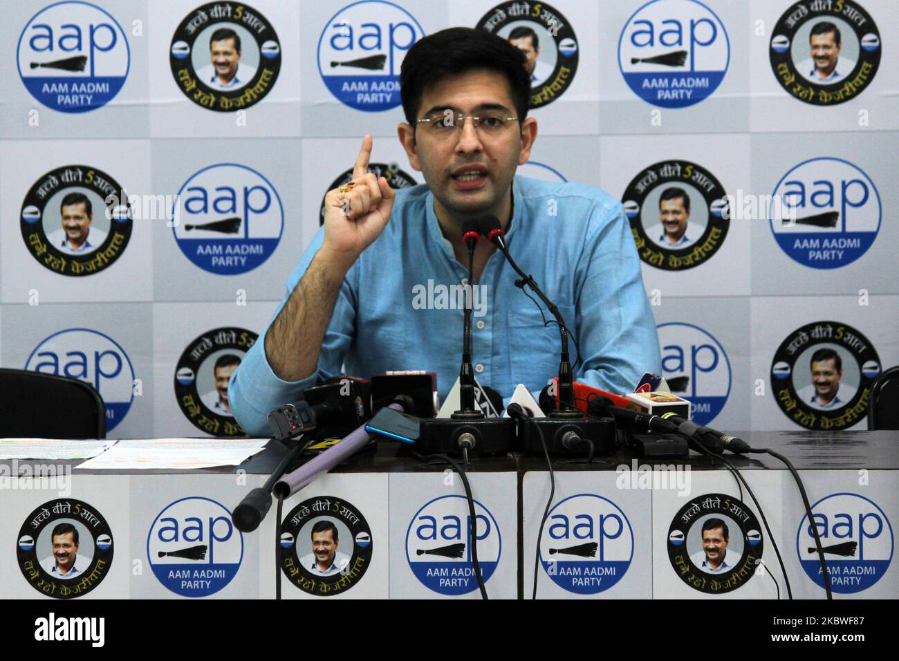 Die AAM Aadmi Party (AAP) MLA und der nationale Sprecher Raghav Chadha während einer Pressekonferenz nach der Ankündigung des Vorgehens von Delhi, die Mehrwertsteuer auf Diesel in der Hauptstadt am AAP-Hauptsitz in Neu-Delhi zu senken, am 30. Juli 2020. Das Kabinett Kejriwal hat beschlossen, die Mehrwertsteuer auf Diesel von 30 % auf 16,75 % zu senken. Dadurch wird der Dieselpreis in Delhi von 82 Rs auf 73,64 Rs gesenkt, d. h. um 8,36 Rs pro Liter. (Foto von Mayank Makhija/NurPhoto) Stockfoto