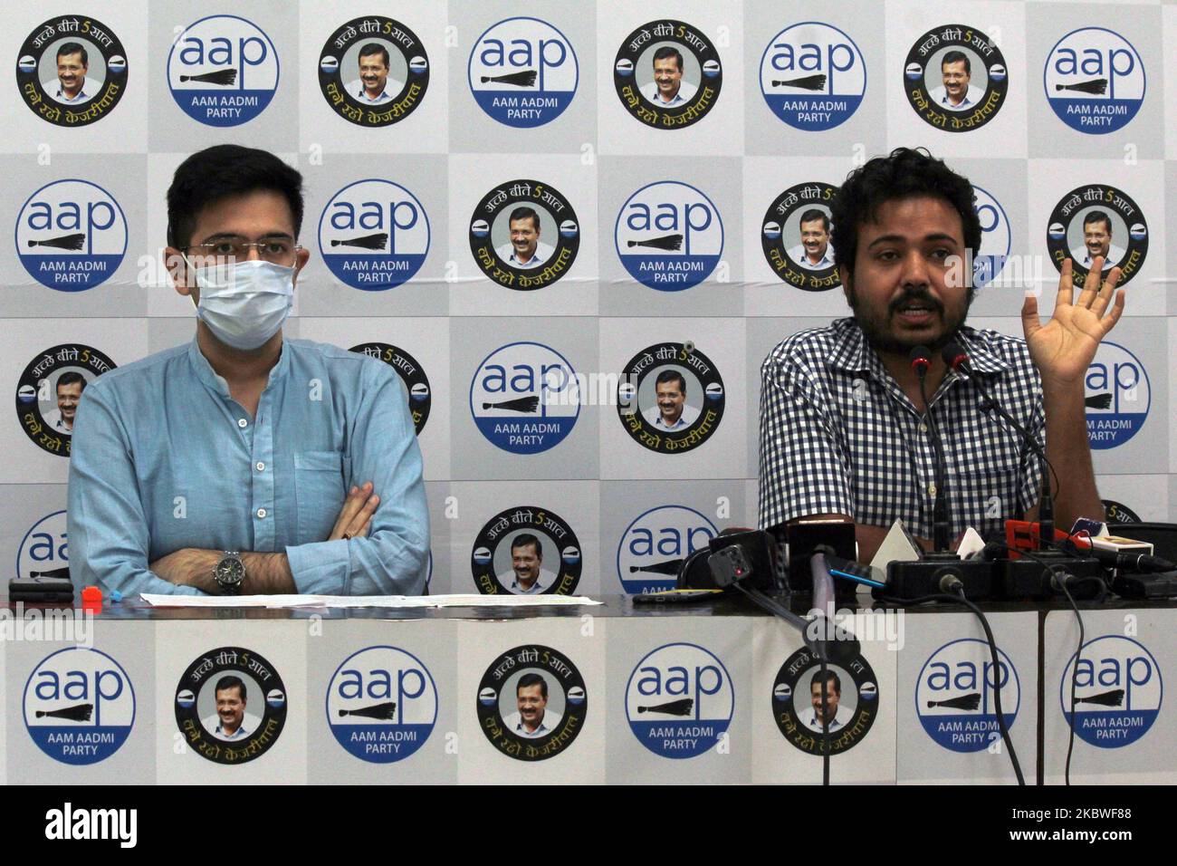 Die AAM Aadmi Party (AAP) MLA und der nationale Sprecher Raghav Chadha während einer Pressekonferenz nach der Ankündigung des Vorgehens von Delhi, die Mehrwertsteuer auf Diesel in der Hauptstadt am AAP-Hauptsitz in Neu-Delhi zu senken, am 30. Juli 2020. Das Kabinett Kejriwal hat beschlossen, die Mehrwertsteuer auf Diesel von 30 % auf 16,75 % zu senken. Dadurch wird der Dieselpreis in Delhi von 82 Rs auf 73,64 Rs gesenkt, d. h. um 8,36 Rs pro Liter. (Foto von Mayank Makhija/NurPhoto) Stockfoto