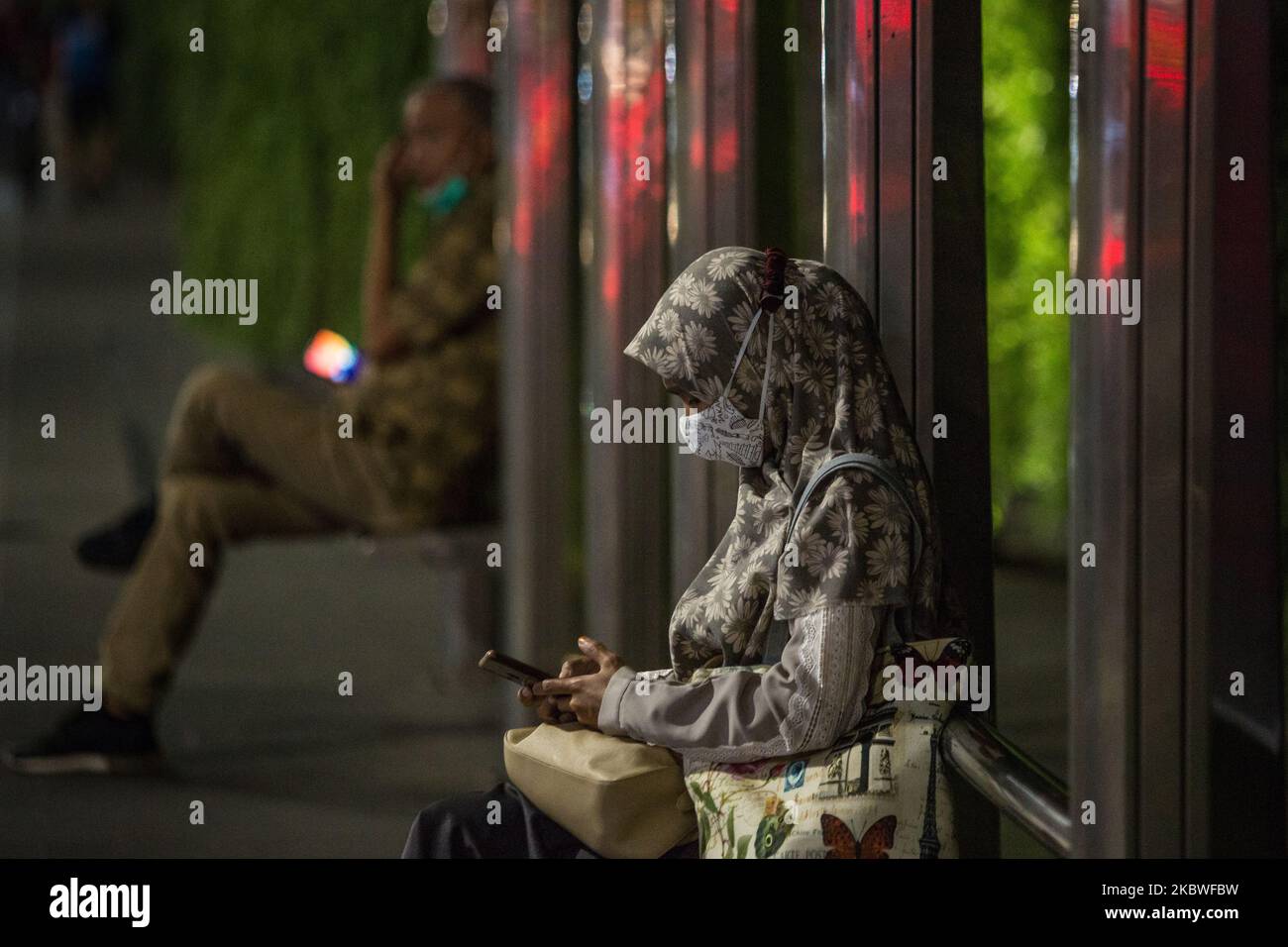 Eine Frau trägt am Donnerstag, dem 30. Juli 2020, im Busheim in Jakarta eine schützende Gesichtsmaske. Jakarta hat seine Übergangszeit von den großen sozialen Beschränkungen (PSBB) um weitere zwei Wochen verlängert, beginnend am Freitag, nachdem es versäumt hatte, den täglichen Anstieg der COVID-19-Fälle zu verlangsamen. Die Eigenkapitalquote oder der Prozentsatz der positiven Ergebnisse aller Tests lag in der vergangenen Woche bei 6,5 Prozent und damit über dem von der Weltgesundheitsorganisation (WHO) für Lockerungen empfohlenen Wert von 5 Prozent oder weniger. (Foto von Afriadi Hikmal/NurPhoto) Stockfoto