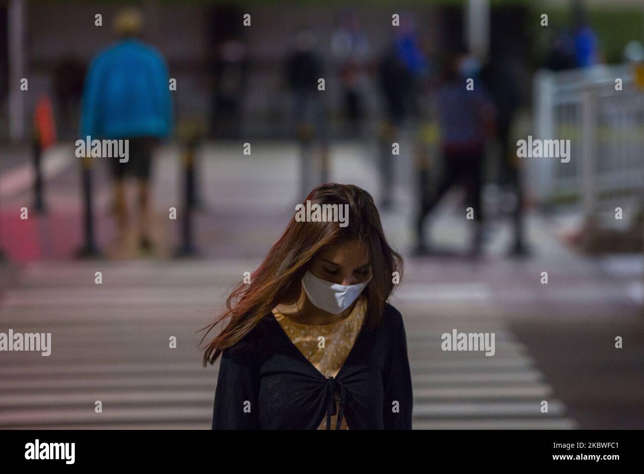Eine Frau trägt eine schützende Gesichtsmaske, als sie am Donnerstag, dem 30. Juli 2020, die Straße in Jakarta überquert. Jakarta hat seine Übergangszeit von den großen sozialen Beschränkungen (PSBB) um weitere zwei Wochen verlängert, beginnend am Freitag, nachdem es versäumt hatte, den täglichen Anstieg der COVID-19-Fälle zu verlangsamen. Die Eigenkapitalquote oder der Prozentsatz der positiven Ergebnisse aller Tests lag in der vergangenen Woche bei 6,5 Prozent und damit über dem von der Weltgesundheitsorganisation (WHO) für Lockerungen empfohlenen Wert von 5 Prozent oder weniger. (Foto von Afriadi Hikmal/NurPhoto) Stockfoto