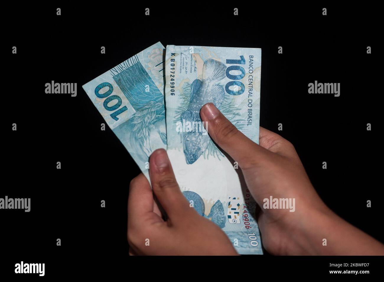 Banknoten von 100 (einhundert) Reais, die sich auf eine neue Note von 200 (zweihundert) Reais beziehen, die am 30. Juli 2020 in Rio de Janeiro fotografiert wurde. Offiziell angekündigt am vergangenen Mittwoch (29) National Monetary Council (CMN), eine neue Note von 200 (zweihundert) Tage soll Ende August veröffentlicht werden und das Tier ausgewählt, um eine Banknote oder einen Mähnenwolf zu illustrieren. (Foto von Allan Carvalho/NurPhoto) Stockfoto