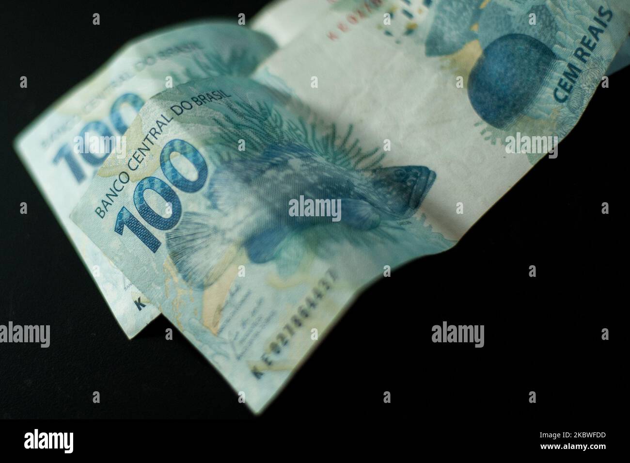 Banknoten von 100 (einhundert) Reais, die sich auf eine neue Note von 200 (zweihundert) Reais beziehen, die am 30. Juli 2020 in Rio de Janeiro fotografiert wurde. Offiziell angekündigt am vergangenen Mittwoch (29) National Monetary Council (CMN), eine neue Note von 200 (zweihundert) Tage soll Ende August veröffentlicht werden und das Tier ausgewählt, um eine Banknote oder einen Mähnenwolf zu illustrieren. (Foto von Allan Carvalho/NurPhoto) Stockfoto