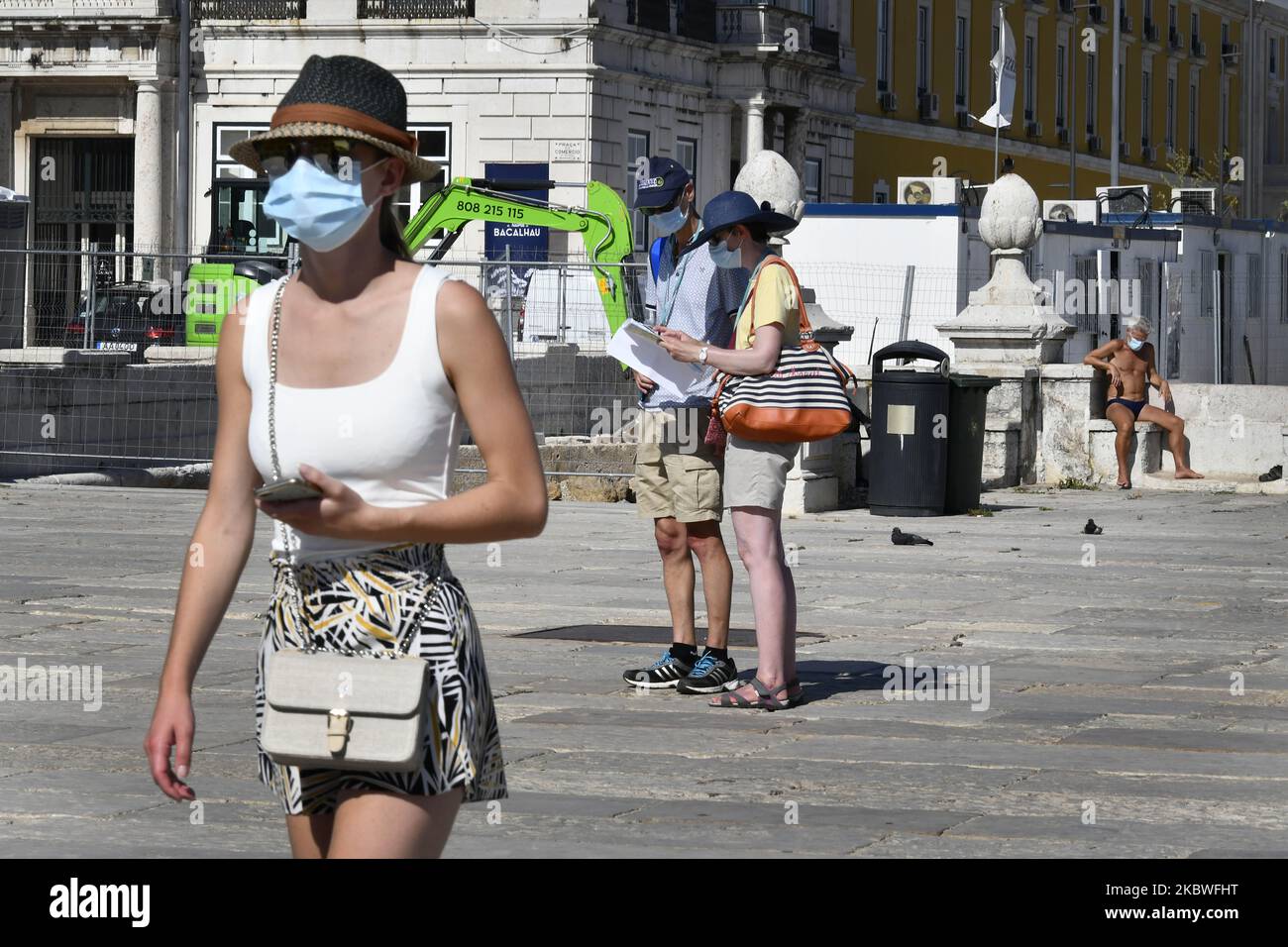 Touristen mit Schutzmaske gehen in der Nähe von Cais das Colunas, Lissabon, 30. Juli 2020. Mit der Ankunft des Sommers öffnet Portugal wieder seine Türen für den Tourismus. Flüge von außerhalb der Europäischen Union werden nun erlaubt sein, aber Passagiere müssen den Covid-19-Test machen. Die Maßnahme wurde am Donnerstag vom Innenminister Eduardo Cabrita bekannt gegeben. Laut dem Bulletin der Generaldirektion Gesundheit wurden seit Beginn der Pandemie 50.868 Infektionsfälle und 1.727 Todesfälle bestätigt.in der Region Lissabon und Val do Tejo ist der größte Ausbruch von Covid-1 zu verzeichnen Stockfoto