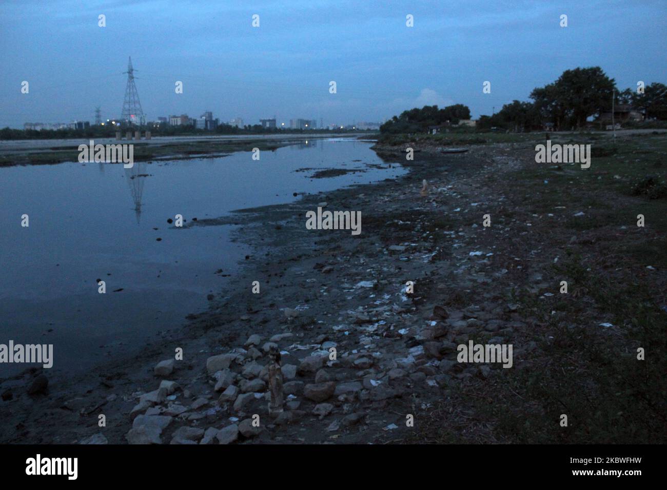 Giftiger Schaum schwimmt am 30. Juli 2020 auf der Oberfläche des Flusses Yamuna im Gebiet Kalindi Kunj in Delhi. Diese gefährlichen und stinkenden Schaumstoffe entstehen aufgrund der erhöhten Umweltbelastung in der Hauptstadt. Da die Industrieaktivität nach der Sperrung wieder anfängt, tritt aufgrund der großen Kursänderungen bei der Umweltverschmutzung in Delhi der Schaum wieder auf. (Foto von Mayank Makhija/NurPhoto) Stockfoto