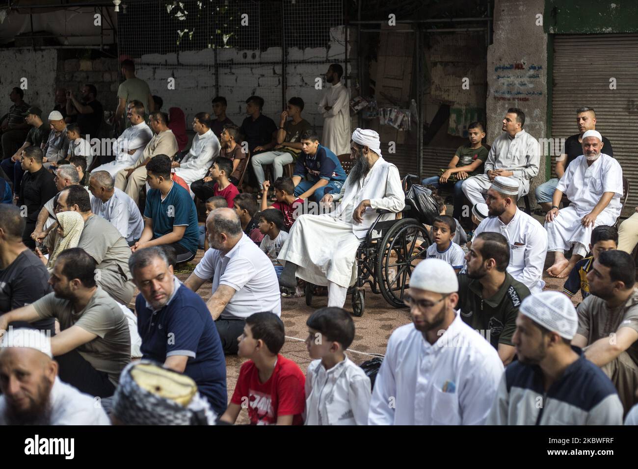 Palästinensische Muslime warten auf das Eid al-Adha-Gebet auf der Straße in Gaza-Stadt am 31. Juli 2020. Eid al-Adha, der wichtigste Feiertag des Islam, markiert die Bereitschaft des Propheten Ibrahim, seinen Sohn zu opfern. Angesichts der Besorgnis über die Ausbreitung der Coronavirus-Krankheit (COVID-19) im Gazastreifen. (Foto von Sameh Rahmi/NurPhoto) Stockfoto