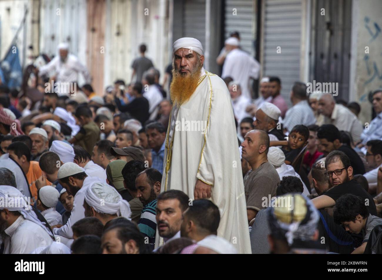 Palästinensische Muslime warten auf das Eid al-Adha-Gebet auf der Straße in Gaza-Stadt am 31. Juli 2020. Eid al-Adha, der wichtigste Feiertag des Islam, markiert die Bereitschaft des Propheten Ibrahim, seinen Sohn zu opfern. Angesichts der Besorgnis über die Ausbreitung der Coronavirus-Krankheit (COVID-19) im Gazastreifen. (Foto von Sameh Rahmi/NurPhoto) Stockfoto