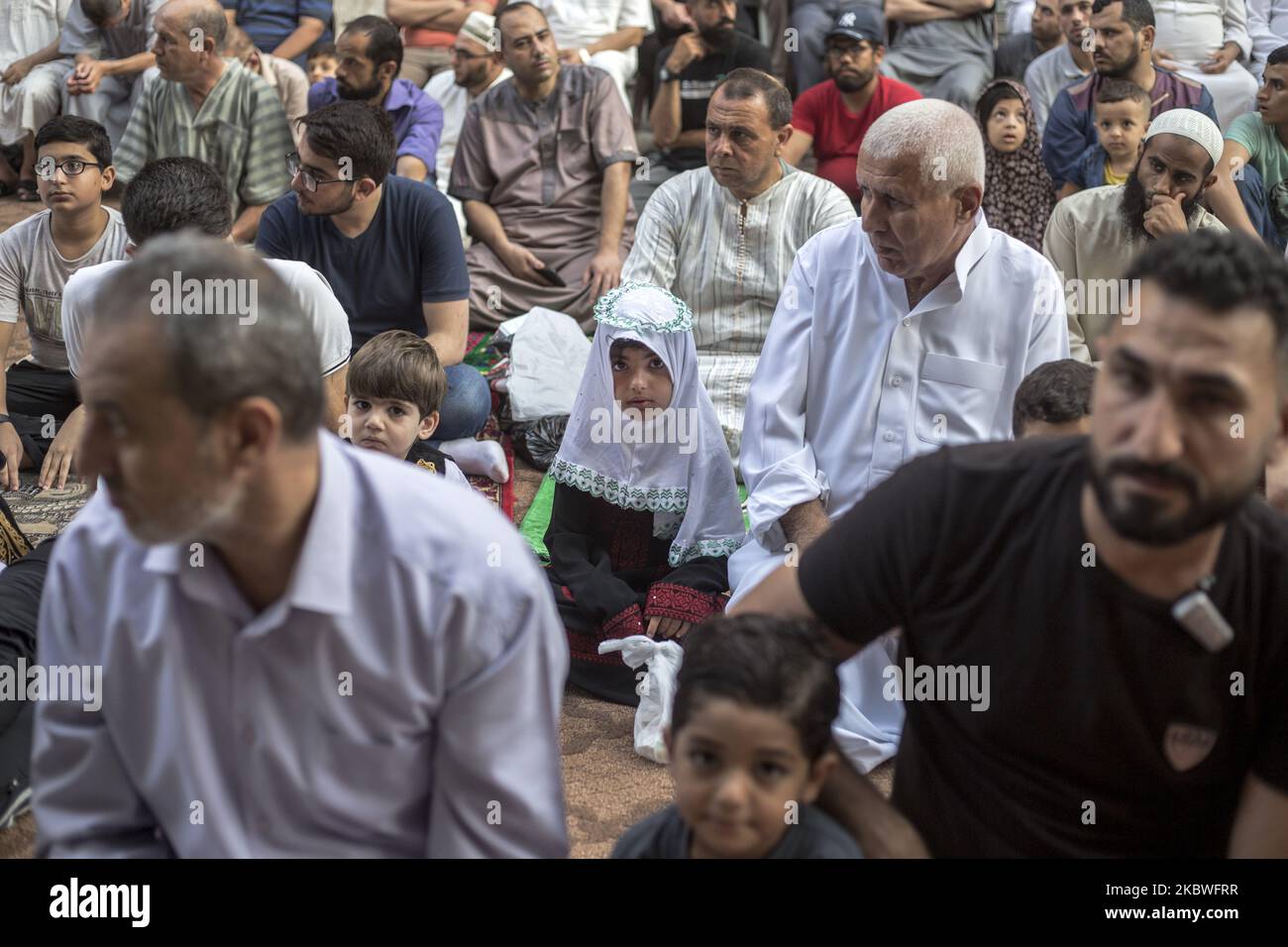 Palästinensische Muslime warten auf das Eid al-Adha-Gebet auf der Straße in Gaza-Stadt am 31. Juli 2020. Eid al-Adha, der wichtigste Feiertag des Islam, markiert die Bereitschaft des Propheten Ibrahim, seinen Sohn zu opfern. Angesichts der Besorgnis über die Ausbreitung der Coronavirus-Krankheit (COVID-19) im Gazastreifen. (Foto von Sameh Rahmi/NurPhoto) Stockfoto