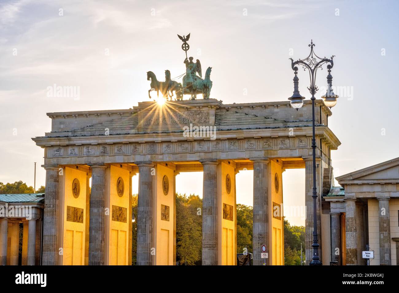Das berühmte Brandenburger Tor in Berlin mit den letzten Sonnenstrahlen vor Sonnenuntergang Stockfoto