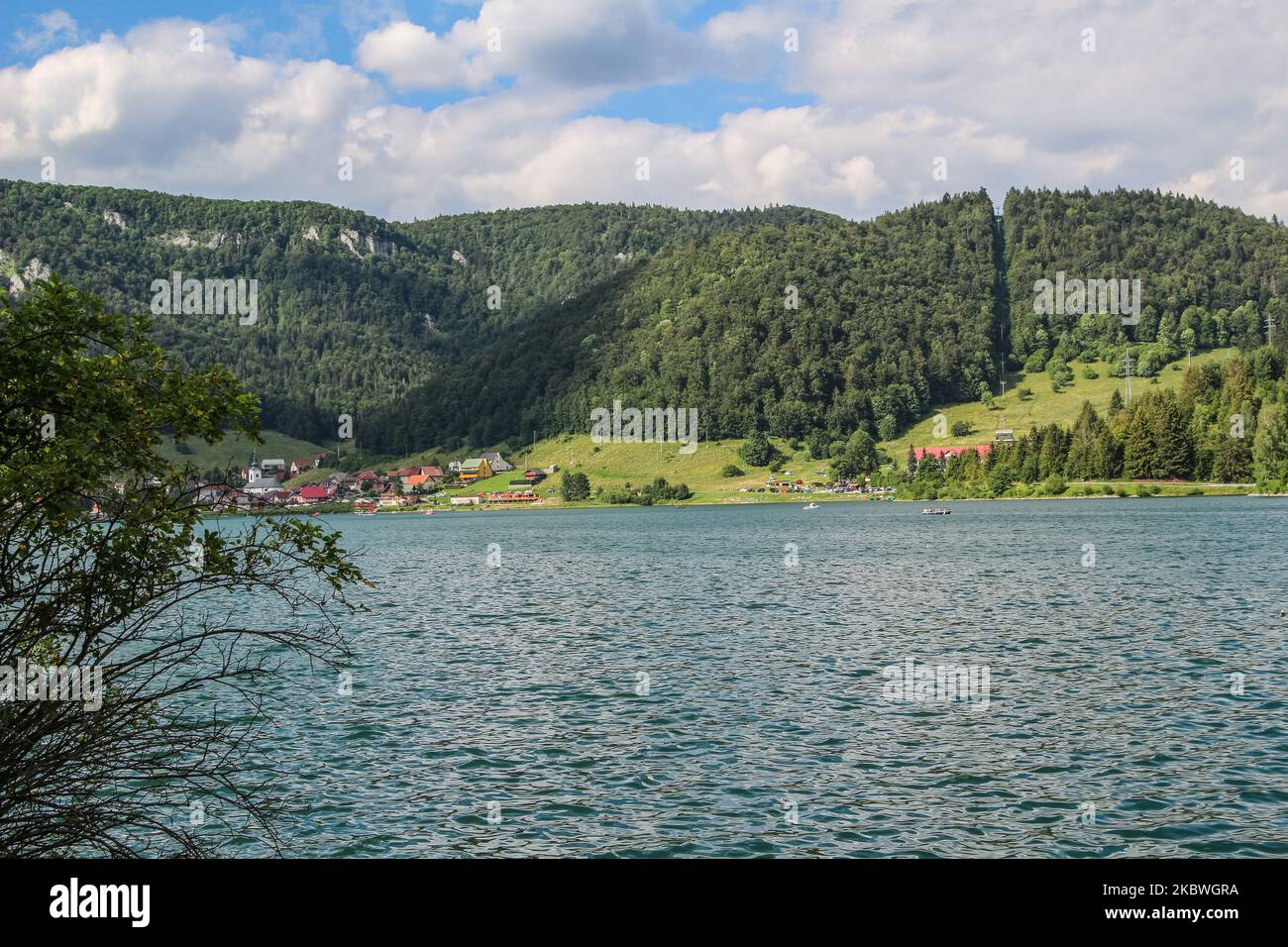 Allgemeine Ansicht des Palcmanska Masa Sees (Stausee) und Dedinky Dorf ist im Slowakischen Paradies gesehen - ein Gebirge in der Ostslowakei, Teil des Spis-Gemer Karst, ein Teil des Slowakischen Erzgebirges, eine große Unterteilung der Westkarpaten in Dedinky, Slowakei am 31. Juli 2020 (Foto von Michal Fludra/NurPhoto) Stockfoto