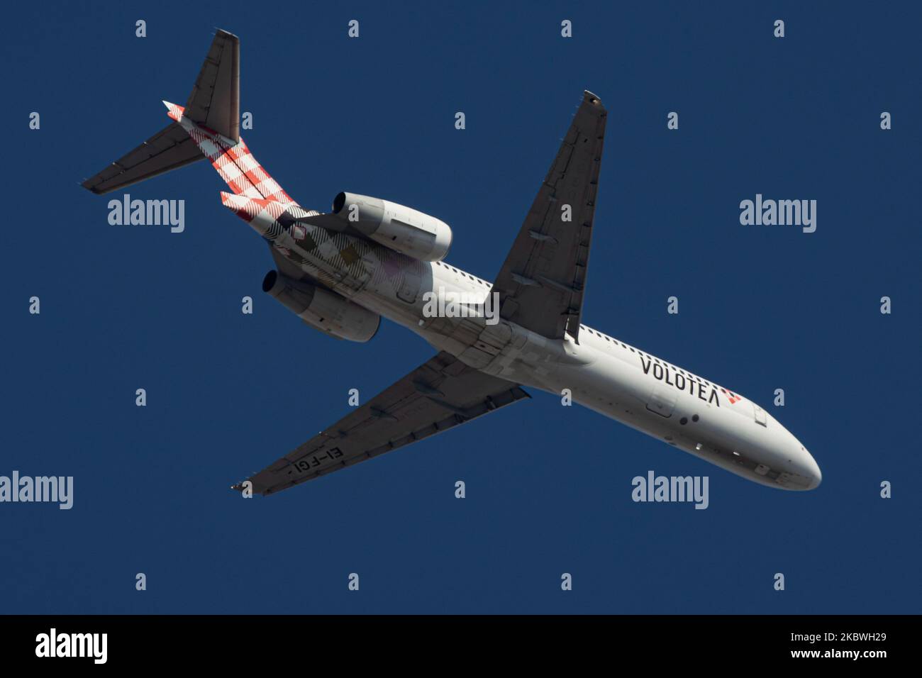 Volotea Airlines Boeing 717-200 Flugzeuge fliegen über die Stadt Thessaloniki. Das Flugzeug der spanischen Billigfluggesellschaft ist eine 17 Jahre alte Boeing 717 mit der Registrierung Ei-FGI. v7 VOE hat Standorte in den Mittelmeerländern in Spanien, Italien, Frankreich und Griechenland. Die Billigfluggesellschaft ist der einzige europäische Betreiber, der die Boeing 717 fliegt. Das Flugzeug fliegt im endgültigen Anflug zur Landung auf dem internationalen Flughafen Thessaloniki Makedonia SKG LGTS in Griechenland, über der Stadt Thessaloniki oder Salonica mit blauem Himmel im Hintergrund. Thessaloniki ist vor allem im Sommer ein beliebtes Touristenziel Stockfoto
