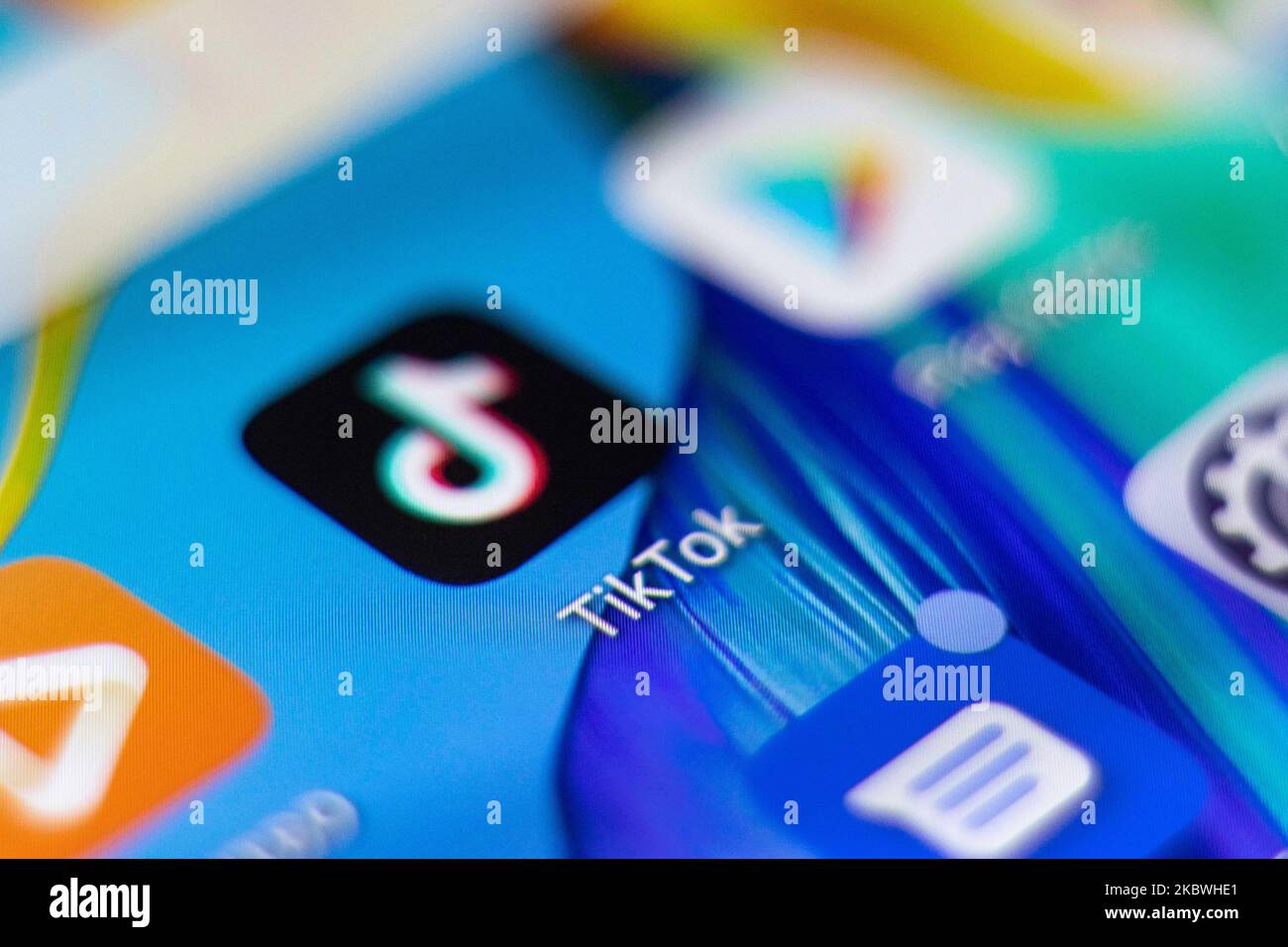 Das TikTok-Nahaufnahme-Logo, das auf einem Telefonbildschirm, auf einem Smartphone und einer Tastatur angezeigt wird, ist in dieser Abbildung mit mehreren Belichtungen zu sehen. TIK Tok ist ein chinesischer Social-Networking-Service, der sich im Besitz des in Peking ansässigen Internet-Technologie-Unternehmens Bytedance befindet. Es wird verwendet, um kurze Tanz-, Lip-Sync-, Comedy- und Talentvideos zu erstellen. Bytedance startete die TikTok App für iOS und Android im Jahr 2017 und Anfang September 2016 Douyin auf dem Markt in China. Im Oktober 2018 wurde TikTok zur am häufigsten heruntergeladenen App in den USA. Präsident der USA Donald Trump droht und plant, das beliebte Video-Sharing zu verbieten Stockfoto