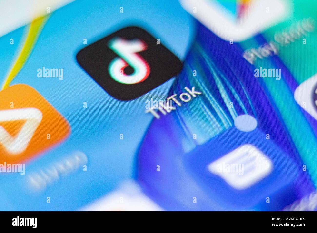 Das TikTok-Nahaufnahme-Logo, das auf einem Telefonbildschirm, auf einem Smartphone und einer Tastatur angezeigt wird, ist in dieser Abbildung mit mehreren Belichtungen zu sehen. TIK Tok ist ein chinesischer Social-Networking-Service, der sich im Besitz des in Peking ansässigen Internet-Technologie-Unternehmens Bytedance befindet. Es wird verwendet, um kurze Tanz-, Lip-Sync-, Comedy- und Talentvideos zu erstellen. Bytedance startete die TikTok App für iOS und Android im Jahr 2017 und Anfang September 2016 Douyin auf dem Markt in China. Im Oktober 2018 wurde TikTok zur am häufigsten heruntergeladenen App in den USA. Präsident der USA Donald Trump droht und plant, das beliebte Video-Sharing zu verbieten Stockfoto