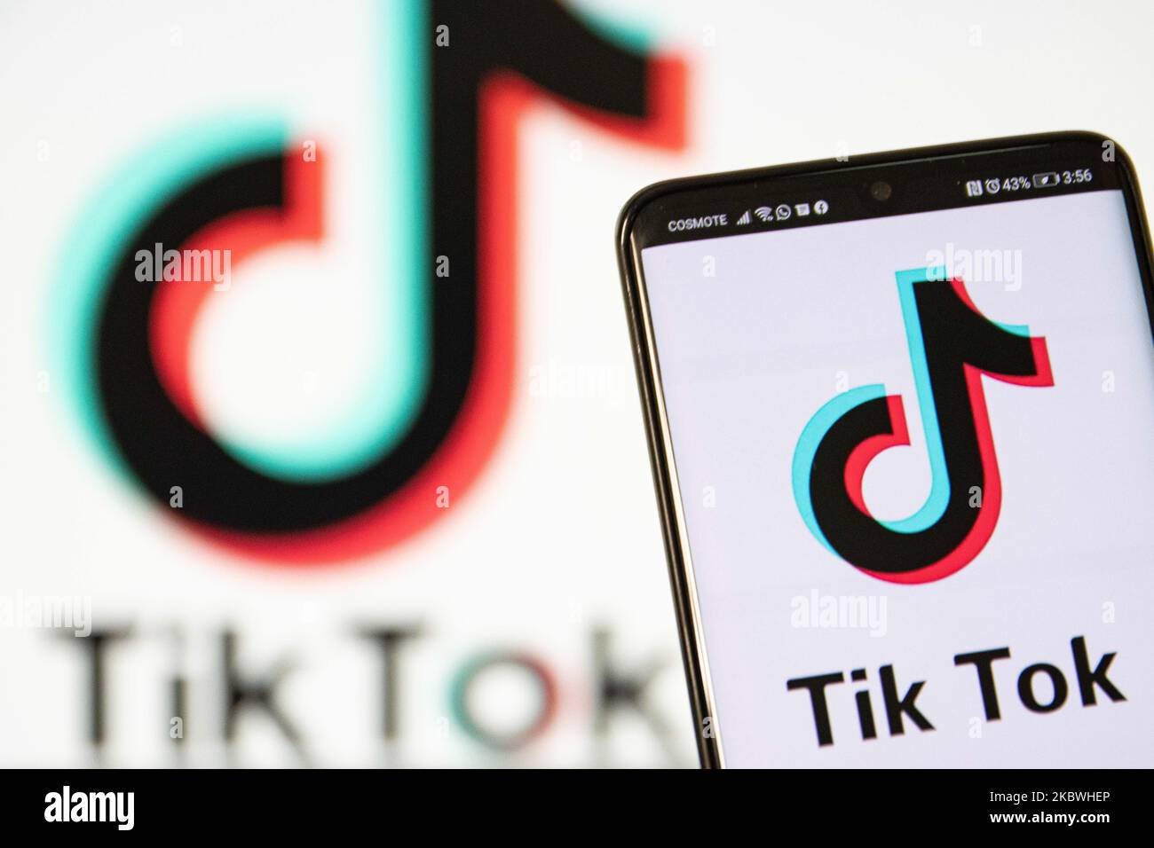 Das TikTok-Nahaufnahme-Logo, das auf einem Telefonbildschirm, auf einem Smartphone und einer Tastatur angezeigt wird, ist in dieser Abbildung mit mehreren Belichtungen zu sehen. TIK Tok ist ein chinesischer Social-Networking-Service, der sich im Besitz des in Peking ansässigen Internet-Technologie-Unternehmens Bytedance befindet. Es wird verwendet, um kurze Tanz-, Lip-Sync-, Comedy- und Talentvideos zu erstellen. Bytedance startete die TikTok App für iOS und Android im Jahr 2017 und Anfang September 2016 Douyin auf dem Markt in China. Im Oktober 2018 wurde TikTok zur am häufigsten heruntergeladenen App in den USA. Präsident der USA Donald Trump droht und plant, das beliebte Video-Sharing zu verbieten Stockfoto