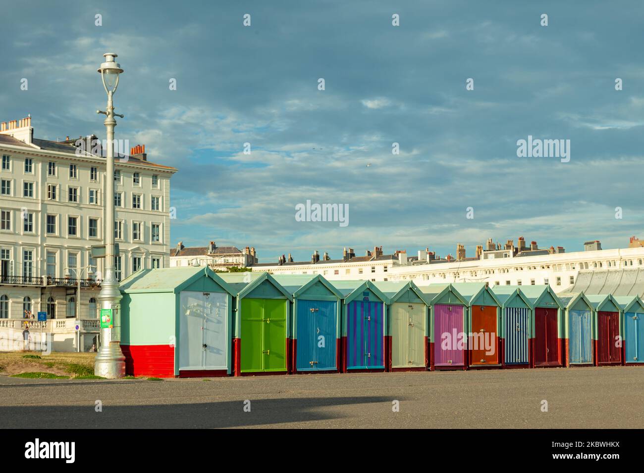 Bunte Strandhütten an der Küste von Brighton und Hove, East Sussex, England. Stockfoto