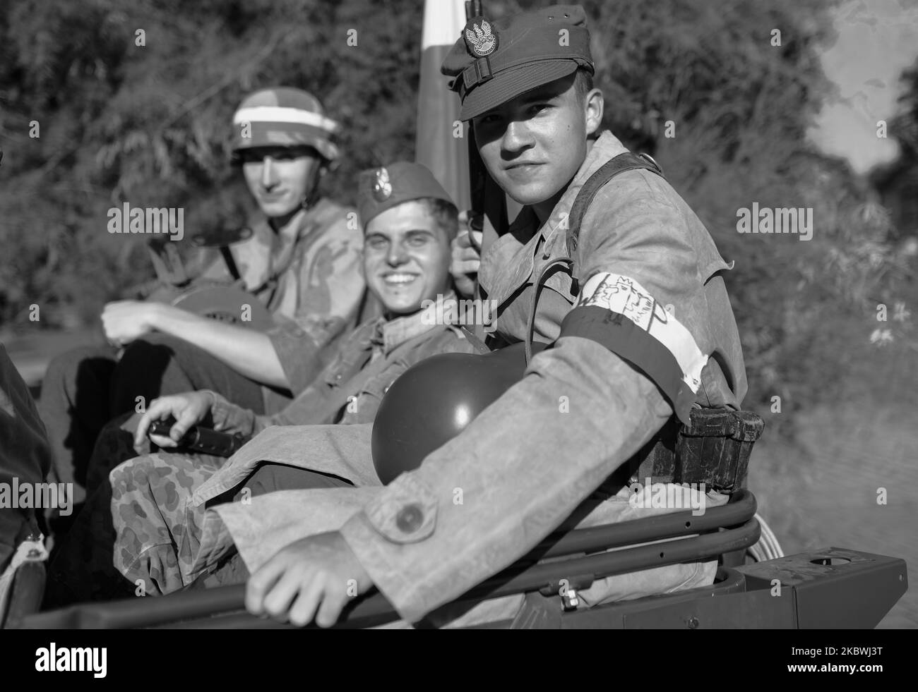 (ANMERKUNG DES HERAUSGEBERS: Bild wurde in Schwarz-Weiß umgewandelt) Mitglieder der lokalen Nachstellung-Gruppe in Militäruniformen der polnischen Untergrundheimatarmee, die während der Zeremonie zum Gedenken an den 76.. Jahrestag des Warschauer Aufstands im Zentrum von Lancut gesehen wurde. Am Samstag, den 1. August 2020, in Lancut, Woiwodschaft Karpaten, Polen. (Foto von Artur Widak/NurPhoto) Stockfoto