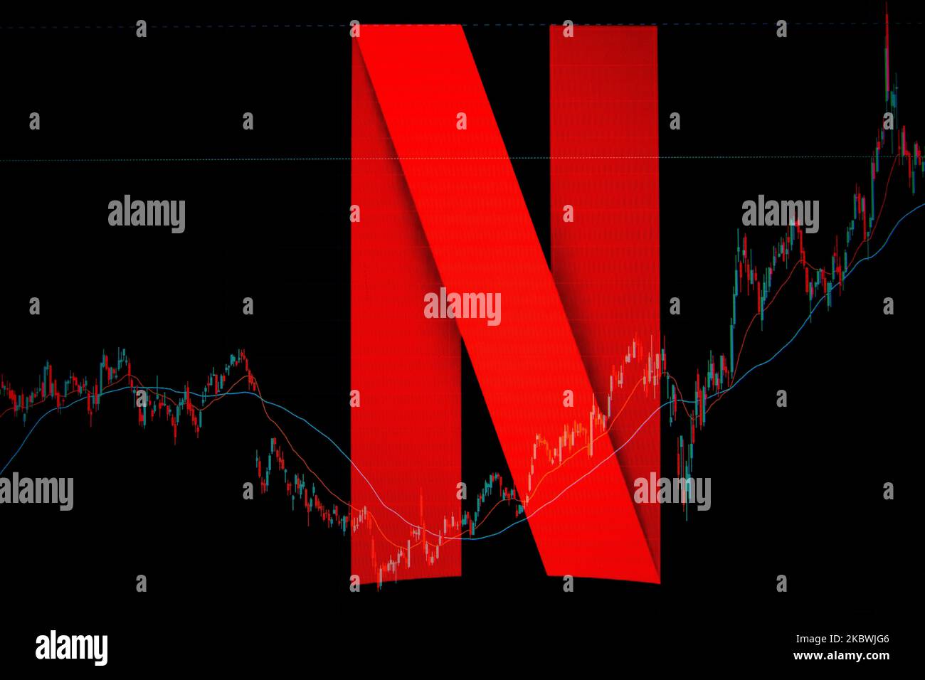 (ANMERKUNG DES EDITORS: Das Bild wurde mit Mehrfachbelichtung in der Kamera erstellt.) In dieser Abbildung ist das Logo von Netflix auf der entsprechenden Aktienkarte zu sehen. (Foto von Manuel Romano/NurPhoto) Stockfoto