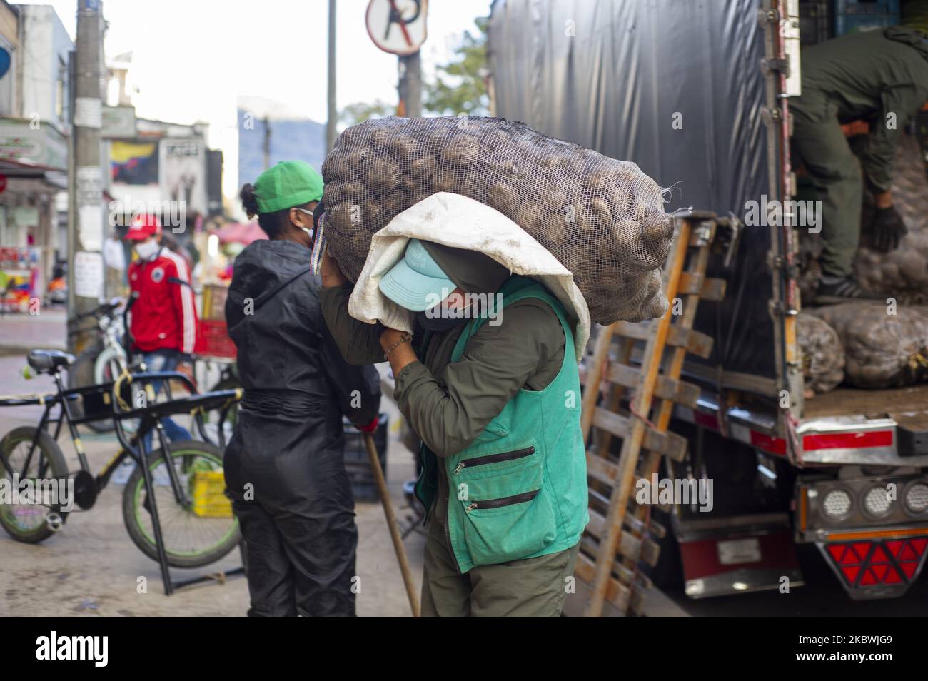 Ein lokaler Gemüsemarkt entlädt am 1 2020. August in Bogota, Kolumbien, eine Lieferung von Kartoffeln aus der Region Boyaca, bekannt als die Region mit der besten Landwirtschaft für diesen Zweck. Kolumbien ist heute das Epizentrum der Coronavirus-Ansteckung in Lateinamerika und innerhalb der 10 wichtigsten Länder mit den meisten infizierten Patienten der neuartigen Covid-19-Pandemie. (Foto von Sebastian Barros/NurPhoto) Stockfoto