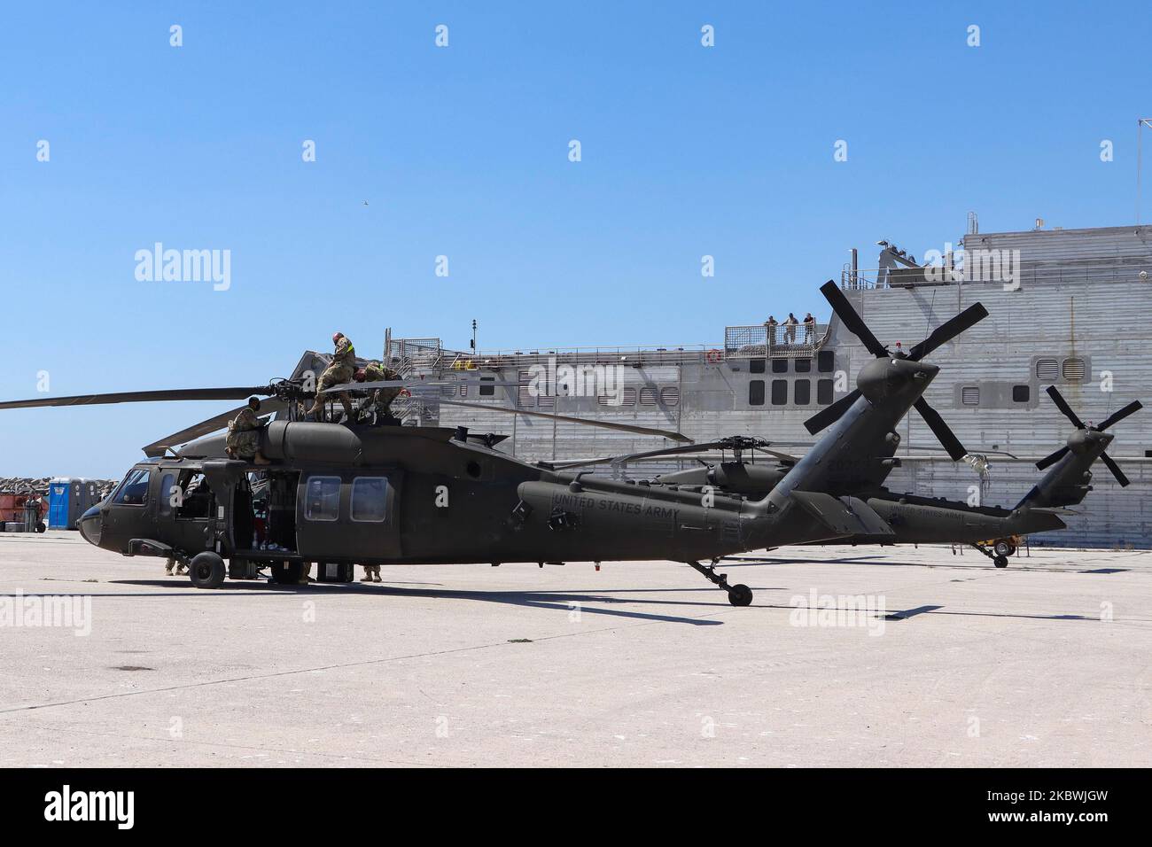 Die Truppen der US-amerikanischen Armee montieren und reparieren ihre Hubschrauber, nachdem sie vom ARC-Schiff im Hafen von Alexandroupoli entladen wurden. Truppen der Luftwaffe 101. in Uniform arbeiten an den Hubschraubern und tragen Gesichtsmasken als Sicherheitsmaßnahme gegen die Ausbreitung des Coronavirus Covid-19 Pandemie-Ausbruchs. Die 101 CAB-Brigade der Armee der USA kommt im Hafen von Alexandroupolis in Griechenland an, um Soldaten, Arbeitskräfte, Truppen, Fahrzeuge und Hubschrauber für die militärische Übung Atlantic Resolve 2020 der NATO einzusetzen. Am 23. Juli 2020 in Alexandroupoli, Griechenland. (Foto b Stockfoto