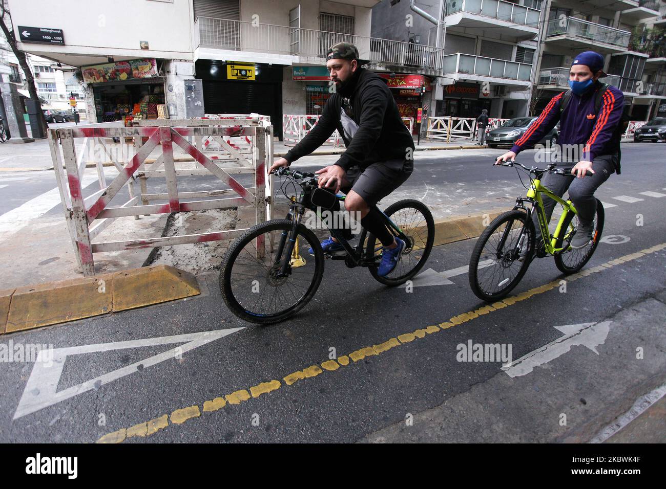 Zwei Radfahrer während eines Freizeitausflugs während der neuen Quarantänephase in Buenos Aires, Argentinien, am 2. August 2020. Die Ausweitung der sozialen, präventiven und obligatorischen Isolation im Großraum Buenos Aires (AMBA) wird bis zum 16. August erfolgen, mit den gleichen Einschränkungen und Protokollen gegen COVID-19. In der Stadt Buenos Aires werden die Eröffnungen von Nachbarschaftslagern mit den jeweiligen Gesundheitsprotokollen fortgesetzt. (Foto von Carol Smiljan/NurPhoto) Stockfoto