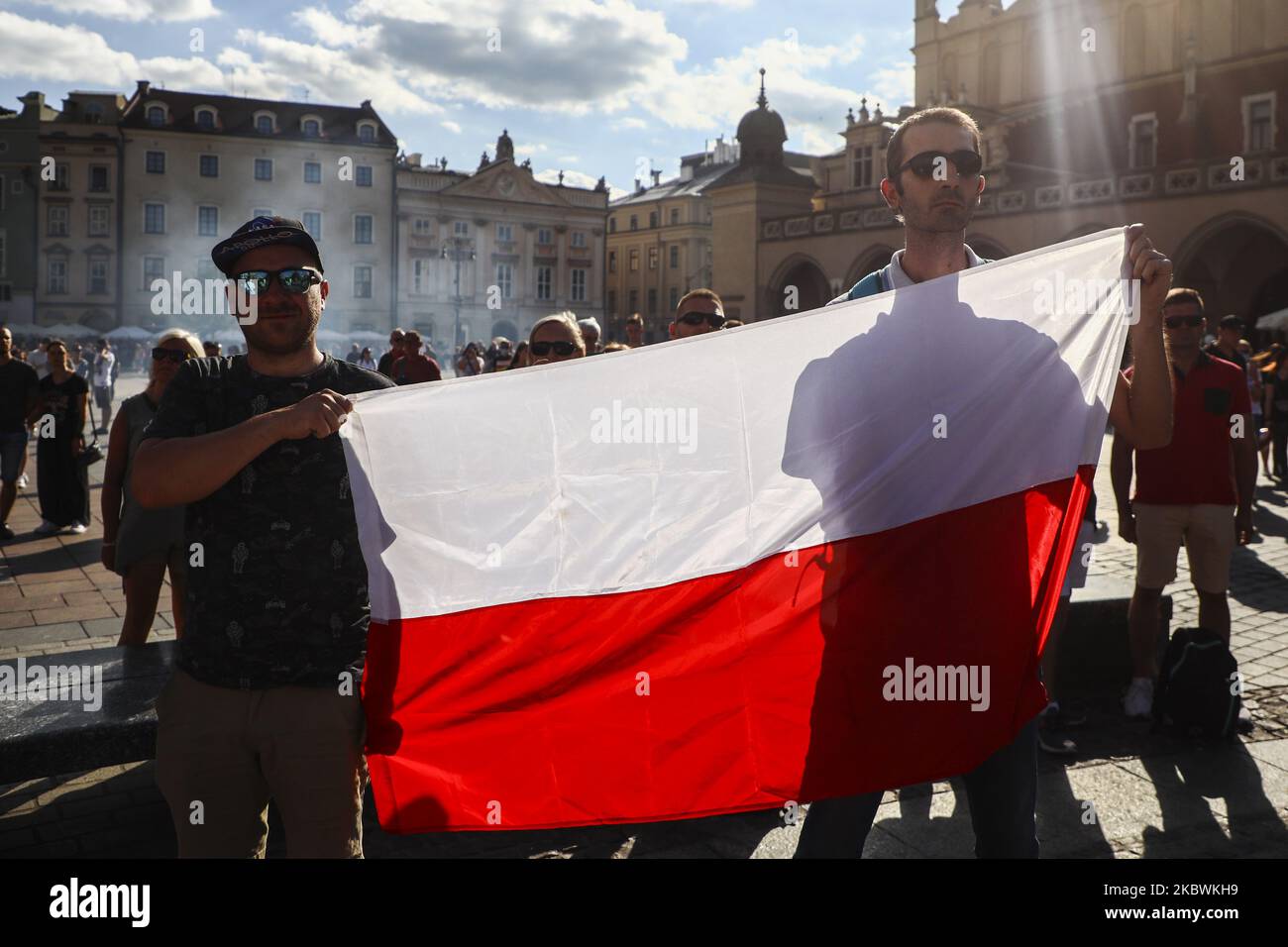 Während des 76.. Jahrestages des Warschauer Aufstands nehmen Menschen am rechtsextremen marsch Teil. Krakau, Polen am 1.. August 2020. Der Warschauer Aufstand war eine große Operation des Zweiten Weltkriegs, die am 1.. August 1944 vom polnischen Untergrundwiderstand unter der Führung der polnischen Heimatarmee des Widerstands (polnisch: Armia Krajowa) begonnen wurde, um Warschau von der deutschen Besatzung zu befreien. (Foto von Beata Zawrzel/NurPhoto) Stockfoto