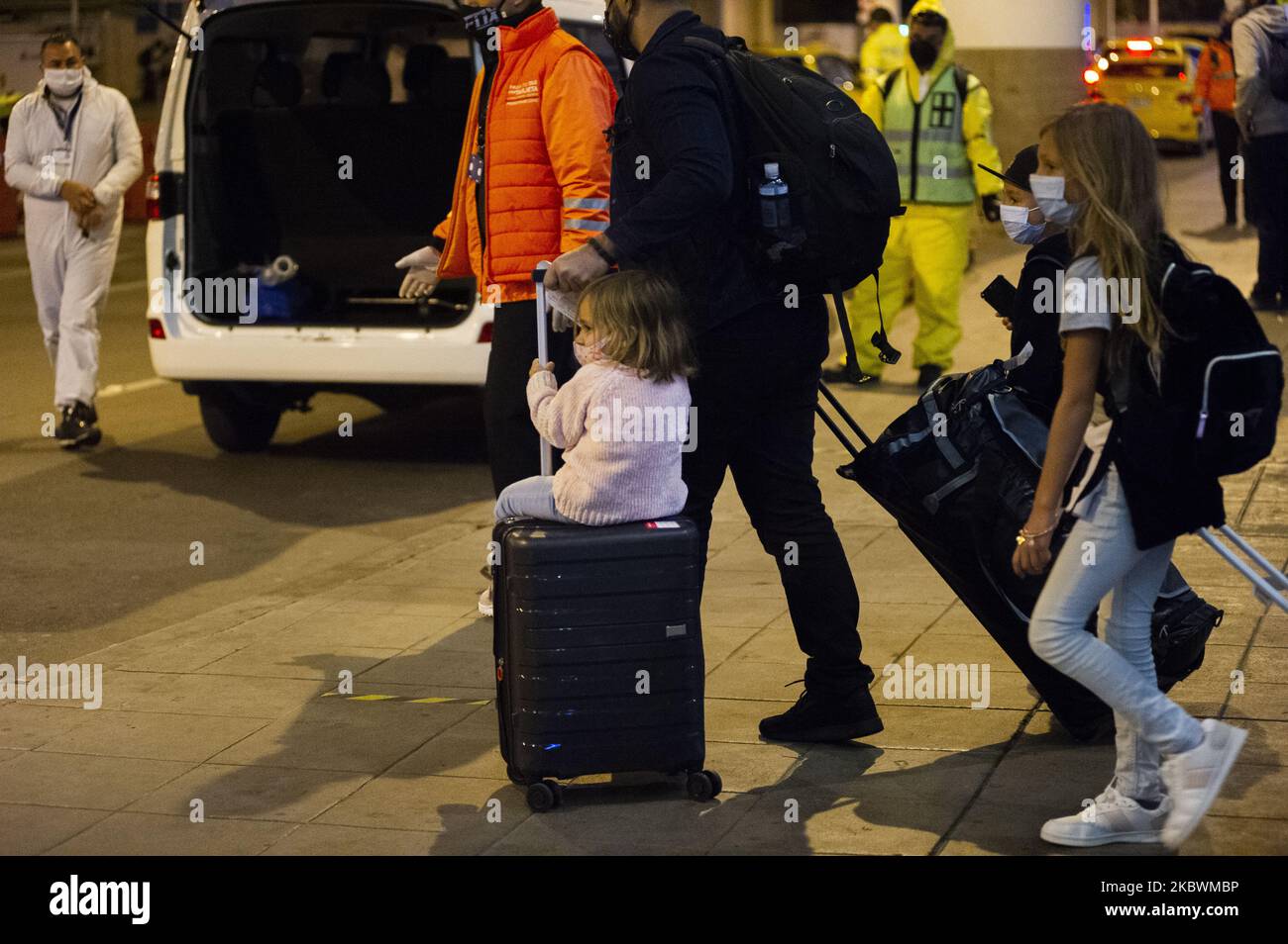 Familien treffen sich am internationalen Flughafen El Dorado wieder, nachdem in Kolumbien aufgrund der neuartigen Coronavirus-Pandemie am 1 2020. August in Bogota, Kolumbien, Flüge auf den Boden gebracht wurden. (Foto von Sebastian Barros/NurPhoto) Stockfoto
