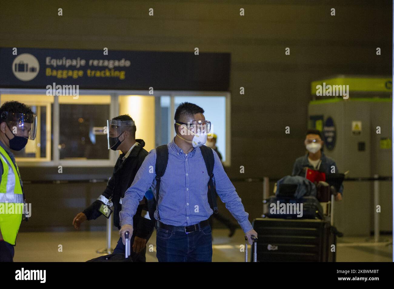 Familien treffen sich am internationalen Flughafen El Dorado wieder, nachdem in Kolumbien aufgrund der neuartigen Coronavirus-Pandemie am 1 2020. August in Bogota, Kolumbien, Flüge auf den Boden gebracht wurden. (Foto von Sebastian Barros/NurPhoto) Stockfoto