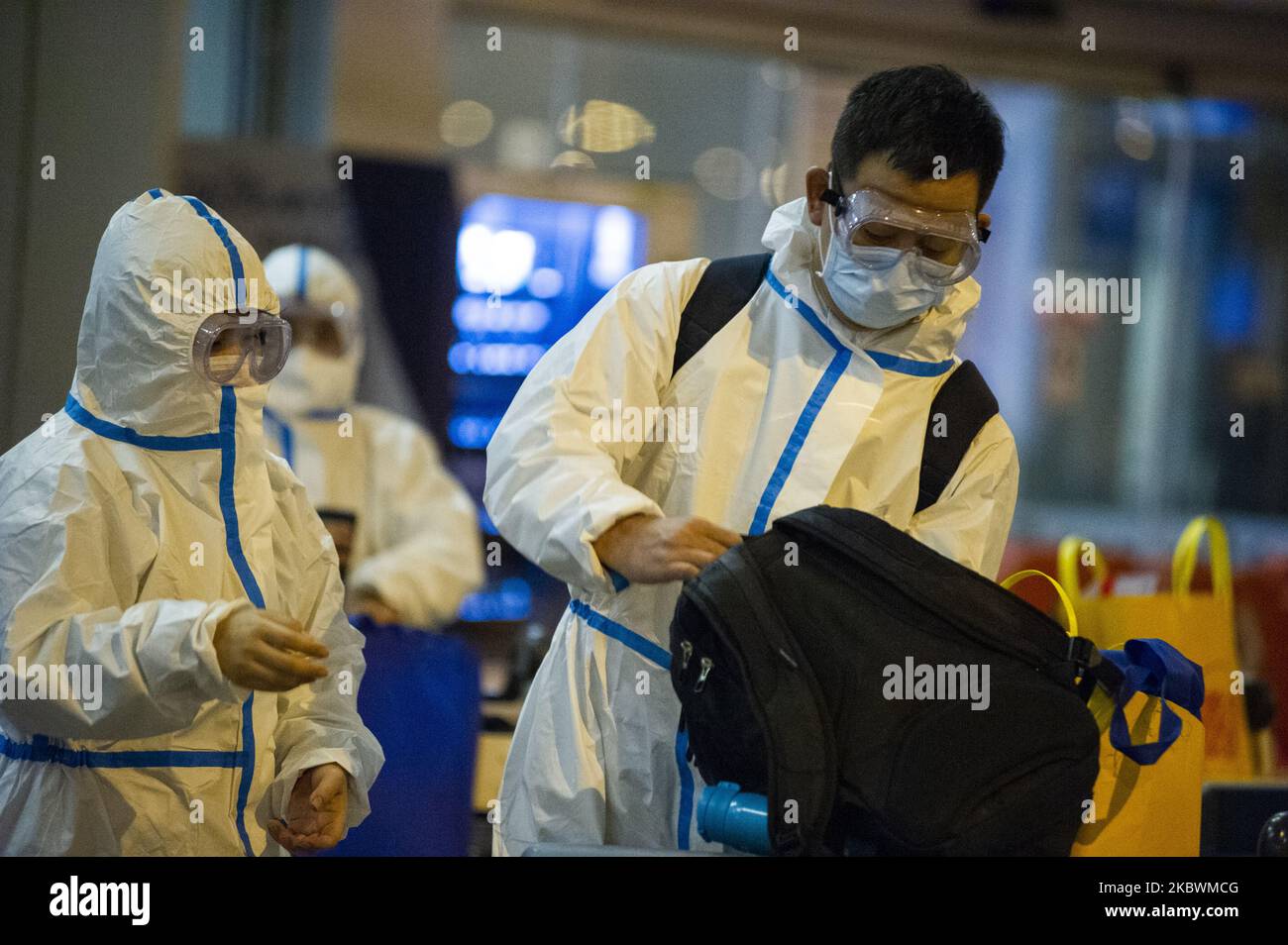 Chinesische Ingenieure kommen mit Biogefahrenschutzanzügen an, um die Ausbreitung des neuartigen Coronavirus auf einem beschleunigten Flug zum internationalen Flughafen El Dorado zu verhindern, um am 3 2020. August in Bogota, Kolumbien, mit der Planung des U-Bahn-Systems von Bogota zu beginnen. (Foto von Sebastian Barros/NurPhoto) Stockfoto