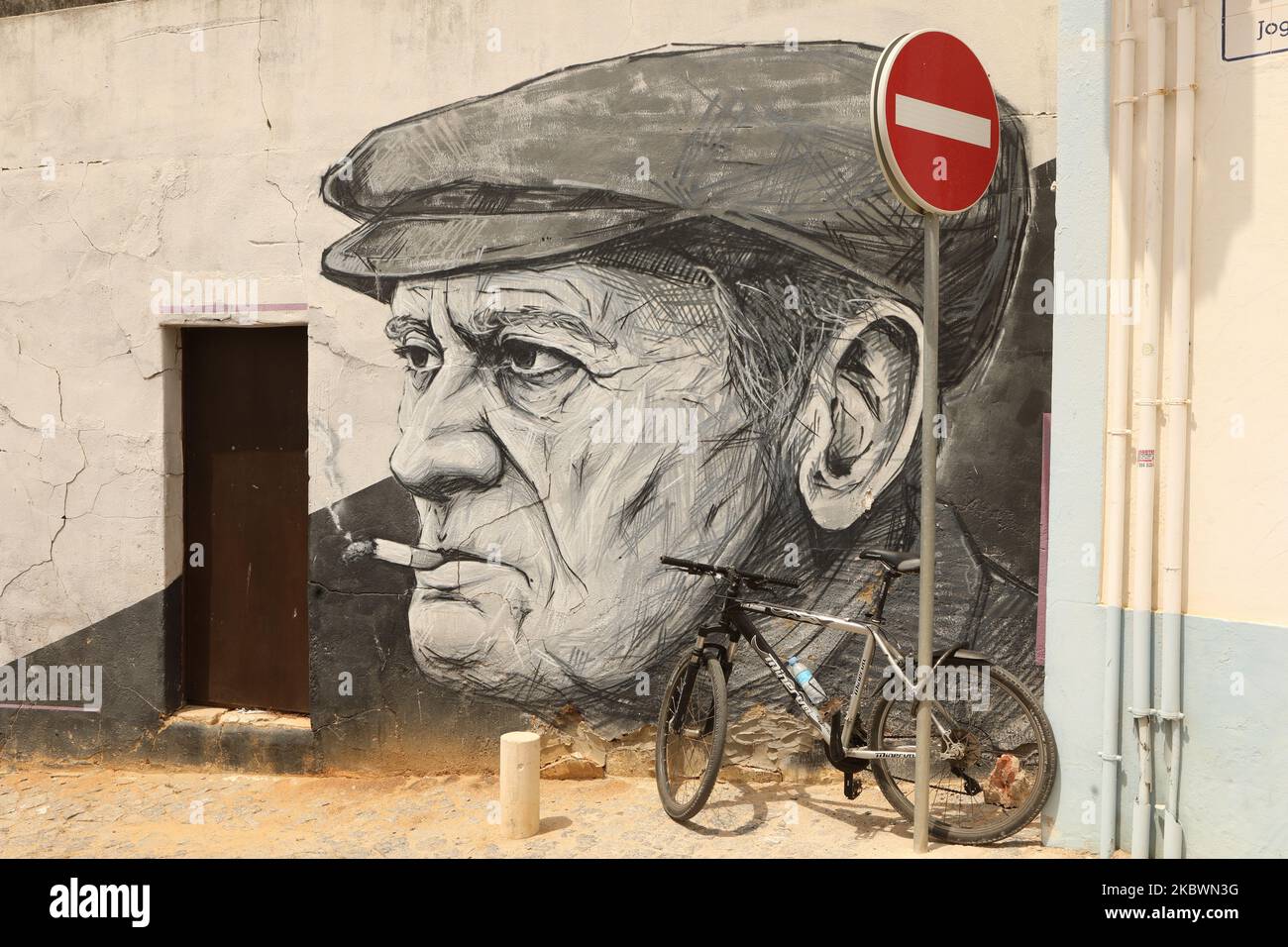Wandbild des rauchenden Mannes, Lagos, Algarve, Portugal Stockfoto