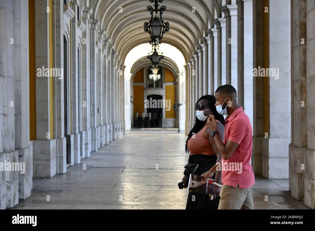 Zwei Personen, die eine Schutzmaske tragen, gehen am 4. August 2020 in der Rua de Augusta, Lissabon, Portugal. Portugal meldete am Montag, dem 3. August, seinen ersten Tag ohne COVID-19-Todesfälle seit Mitte März und meldete gleichzeitig die niedrigste Anzahl neuer Fälle seit fast drei Monaten. Das Fehlen von Todesfällen wurde auf einer Pressekonferenz von António Lacerda Sales als „positive Note of Hope“ hervorgehoben. (Foto von Jorge Mantilla/NurPhoto) Stockfoto