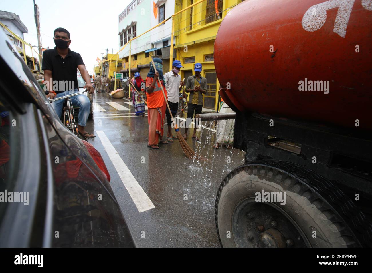 Stadtarbeiter reinigen die Straße in der Nähe des Hanuman Garhi-Tempels vor der Ankunft von Premierminister Narendra Modi für die feierliche Unterbrechung des RAM-Tempels während der Pandemie Covid 19 in Ayodhya, Indien, am 4. August 2020. (Foto von Ritesh Shukla/NurPhoto) Stockfoto
