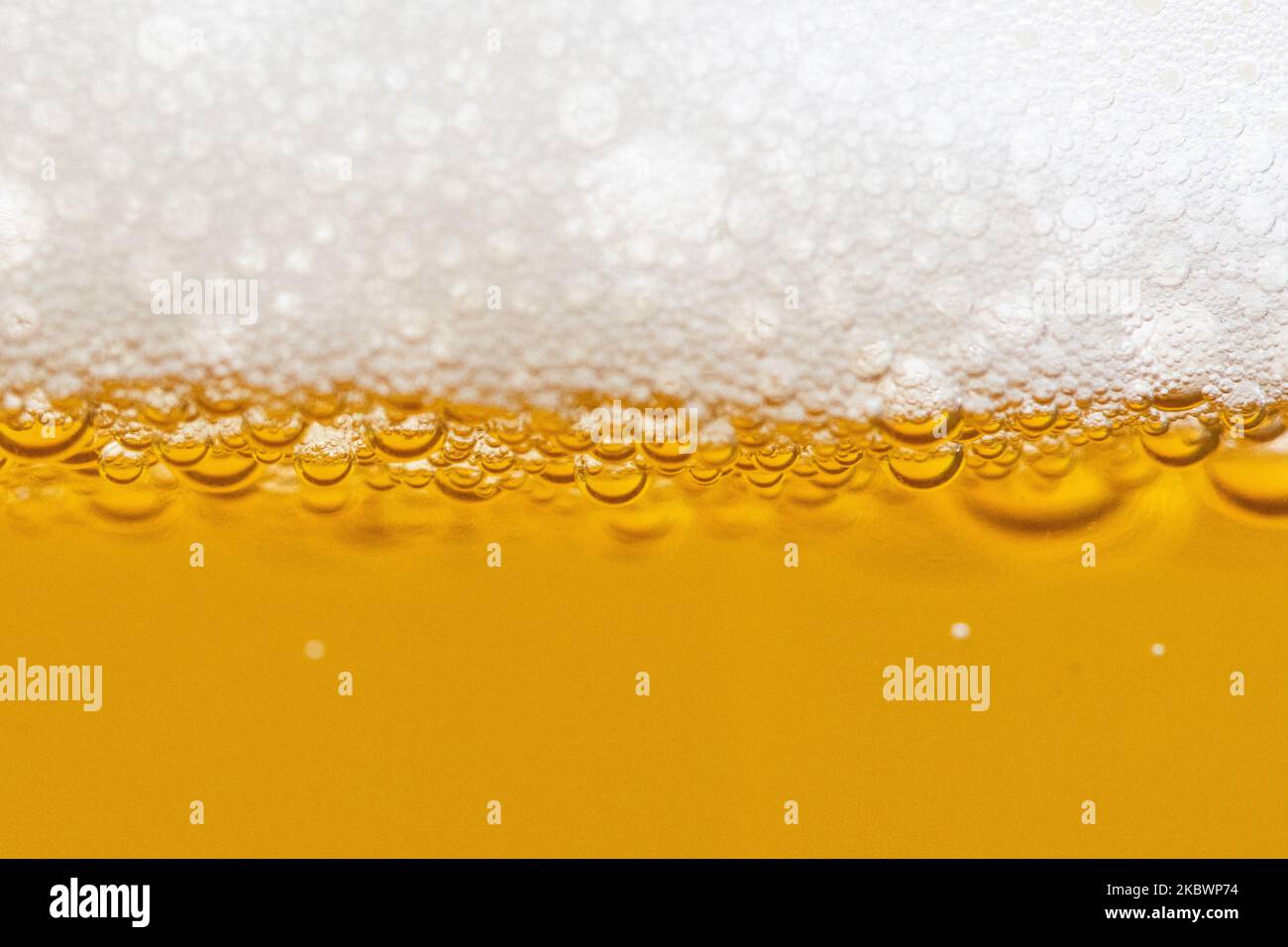 Das Bild zeigt ein Glas Bier in L'Aquila am 5. August 2020. Der 5.. August ist der Weltbiertag. (Fotoillustration von Lorenzo Di Cola/NurPhoto) Stockfoto