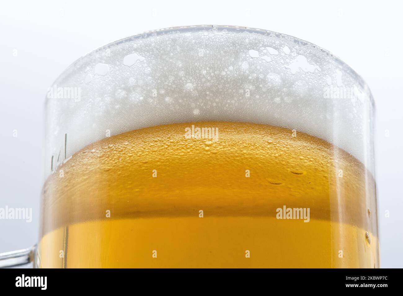 Das Bild zeigt ein Glas Bier in L'Aquila am 5. August 2020. Der 5.. August ist der Weltbiertag. (Fotoillustration von Lorenzo Di Cola/NurPhoto) Stockfoto