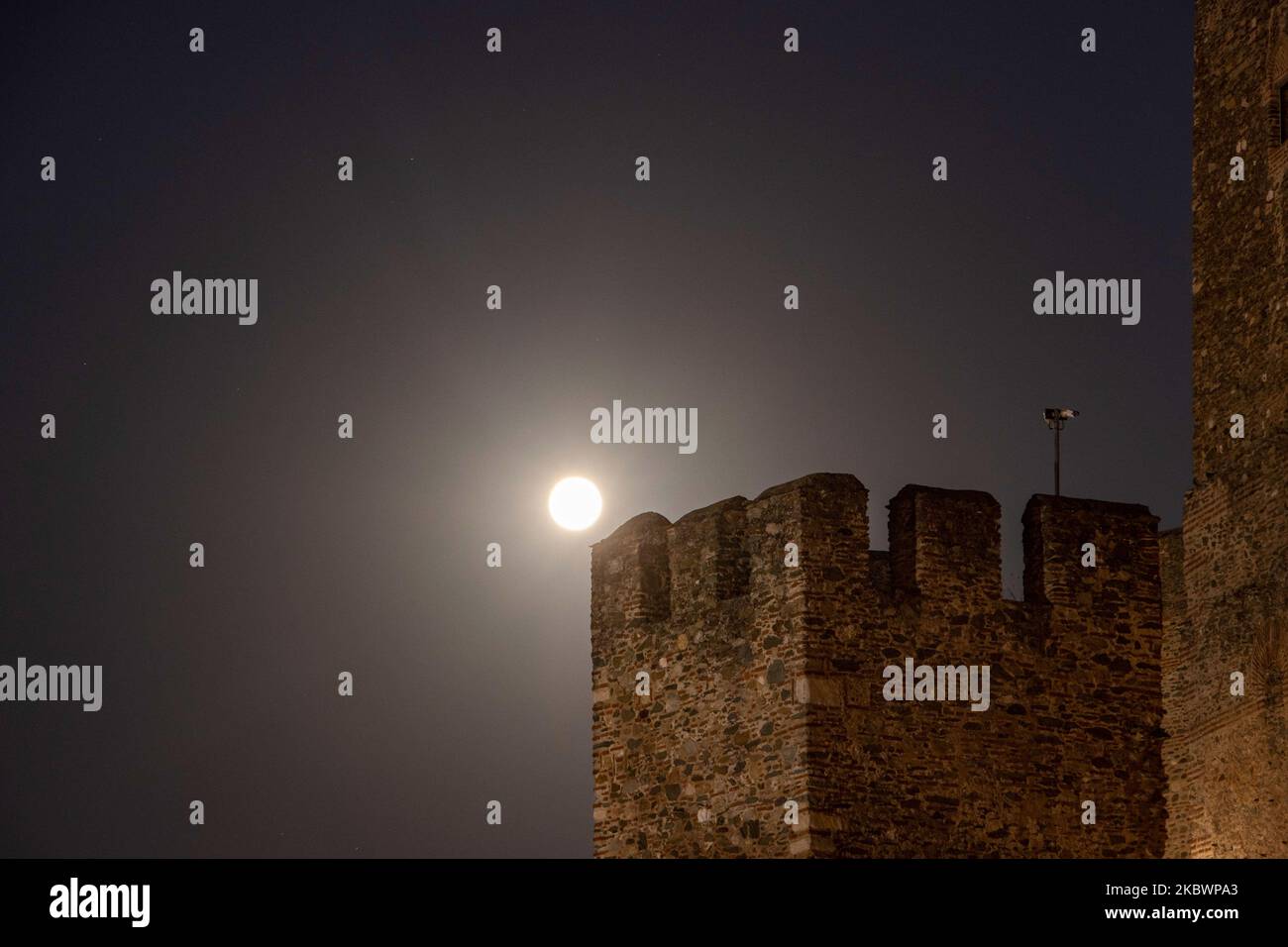 Der Sommer-August-Vollmond, der am 3. August 2020 von Thessaloniki aus gesehen als Sturgeon-Mond bezeichnet wird. Der Mond steigt über der Heptapyrgion oder Yedi Kule auf, einem archäologischen Denkmal, Wahrzeichen und Attraktion für die Stadt, einer byzantinischen und osmanischen Festung, die sich an der nördlichen osterecke der Akropolis von Thessaloniki befindet, die als Festung der sieben Türme übersetzt wird. Griechenland hat mehrere archäologische Stätten für Besucher geöffnet während der Nacht des August Vollmondes, jedes Jahr, mit freiem Eintritt zu den Stätten, Museen, Tour mit Führern, Hosting-Konzerte, Veranstaltungen etc. Der Mond ist ein A Stockfoto