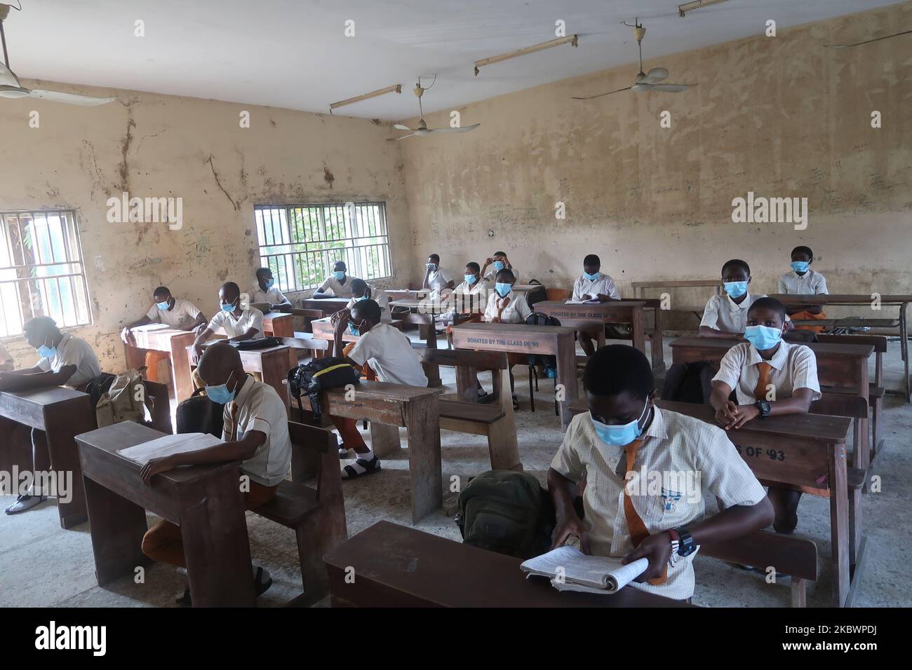 Schüler des Agidingbi Senior Grammar School, Ikeja, Lagos, Nigeria, im Abschlussjahr mit Gesichtsmasken sitzen in einem Klassenzimmer, während sie nach der COVID-19-Sperre am Dienstag, dem 4. August 2020, die Schule wieder aufnehmen. Die Bundesregierung hat die Sperre wegen der COVID-19-Pandemie aufgehoben und den Schülern im letzten Jahr die Möglichkeit gegeben, am 4. August 2020 in Vorbereitung auf ihre Untersuchungen die Schule wieder aufzunehmen. Foto von Adekunle Ajayi (Foto von Adekunle Ajayi/NurPhoto) Stockfoto