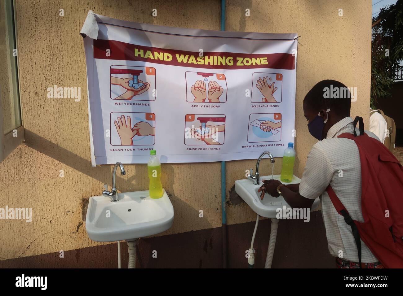 Schüler des Agidingbi Senior Grammar School, Ikeja, Lagos, Nigeria, wäscht sich die Hände, während die Schulen nach der COVID-19-Sperre am Dienstag, den 4. August 2020, wieder aufgenommen werden. Die Bundesregierung hat die Sperre wegen der COVID-19-Pandemie aufgehoben und den Schülern im letzten Jahr die Möglichkeit gegeben, am 4. August 2020 in Vorbereitung auf ihre Untersuchungen die Schule wieder aufzunehmen. Foto von Adekunle Ajayi (Foto von Adekunle Ajayi/NurPhoto) Stockfoto