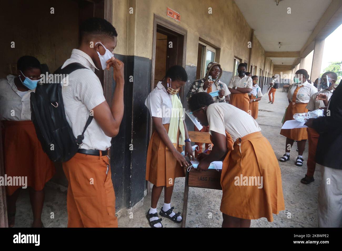 Schüler des Agidingbi Senior Grammar School, Ikeja, Lagos, Nigeria, melden sich nach der COVID-19-Sperre am Dienstag, den 4. August 2020, an, wenn sie die Schule wieder aufnehmen. Die Bundesregierung hat die Sperre wegen der COVID-19-Pandemie aufgehoben und den Schülern im letzten Jahr die Möglichkeit gegeben, am 4. August 2020 in Vorbereitung auf ihre Untersuchungen die Schule wieder aufzunehmen. Foto von Adekunle Ajayi (Foto von Adekunle Ajayi/NurPhoto) Stockfoto