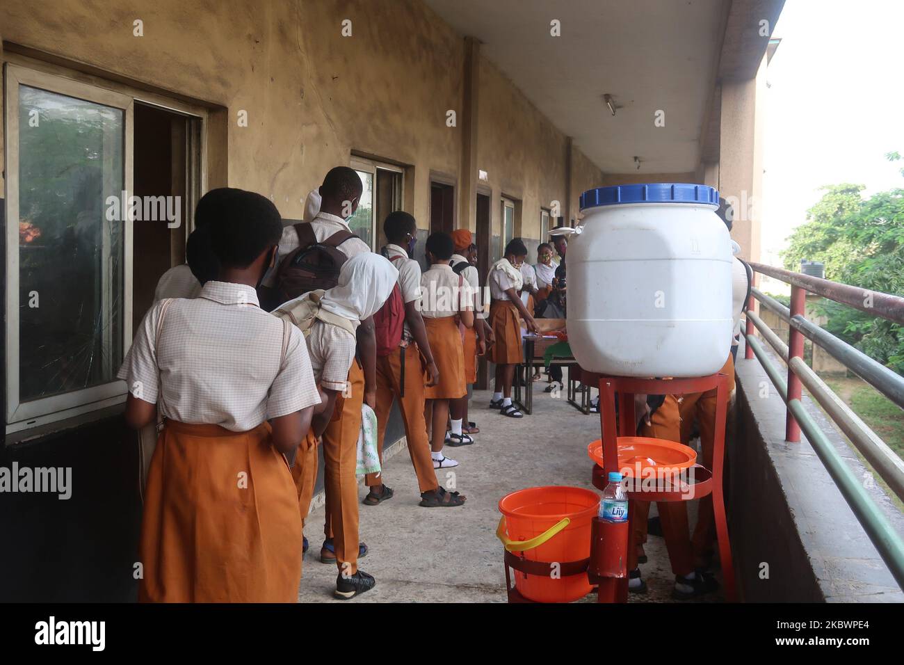 Schüler des Agidingbi Senior Grammar School, Ikeja, Lagos, Nigeria, melden sich nach der COVID-19-Sperre am Dienstag, den 4. August 2020, an, wenn sie die Schule wieder aufnehmen. Die Bundesregierung hat die Sperre wegen der COVID-19-Pandemie aufgehoben und den Schülern im letzten Jahr die Möglichkeit gegeben, am 4. August 2020 in Vorbereitung auf ihre Untersuchungen die Schule wieder aufzunehmen. Foto von Adekunle Ajayi (Foto von Adekunle Ajayi/NurPhoto) Stockfoto