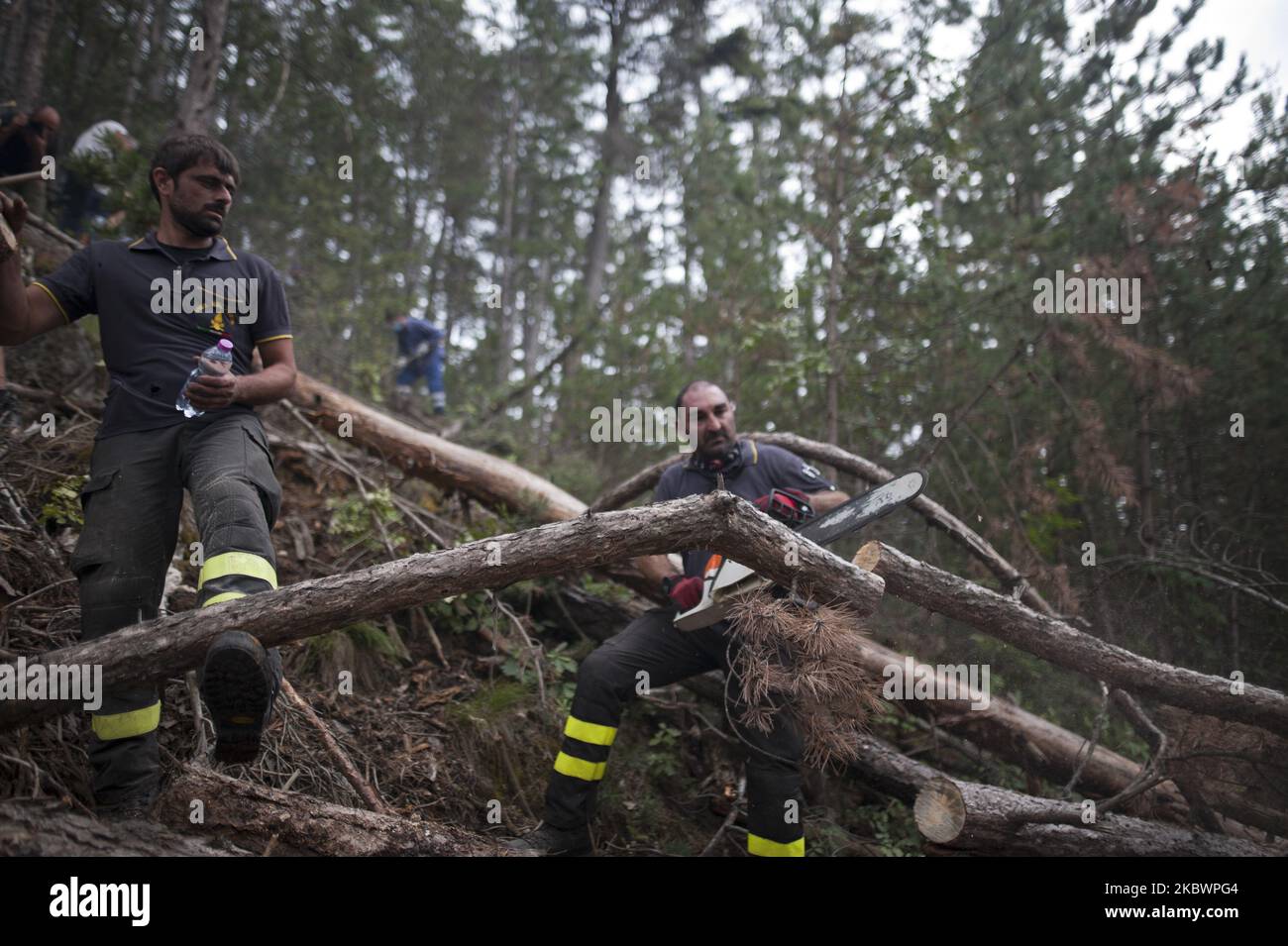 Feuerwehrleute und Zivilverteidigungskräfte bei der Arbeit, um Brände in den Bergen in der Nähe von L'Aquila zu kontrollieren, 4. August 2020. Fünfter Tag der Angst und Sorge über das Feuer, das die Berge rund um die Stadt L'Aquila am 4. August 2020 zerstört. Die Flammen haben nun die Stadt erreicht und über 800 Hektar Wald verbrannt. Freiwillige, Zivilschutz, Armee und Feuerwehr versuchen, den Vormarsch des Feuers zu stoppen. (Foto von Andrea Mancini/NurPhoto) Stockfoto