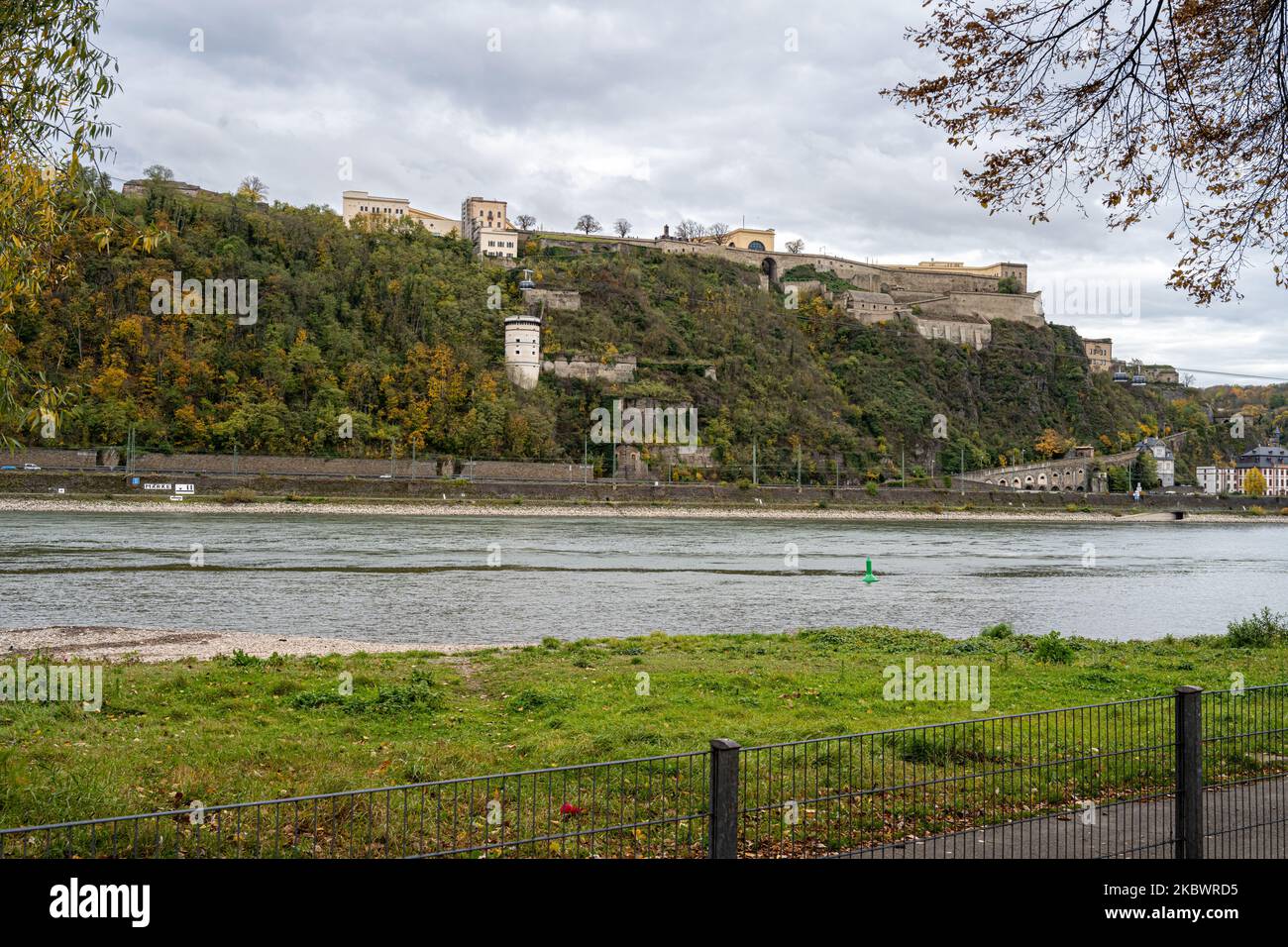 Deutsche Ecke, Koblenz, wo sich Rhein und Mosel treffen. Schloss Ehrenbreitstein im Hintergrund Stockfoto
