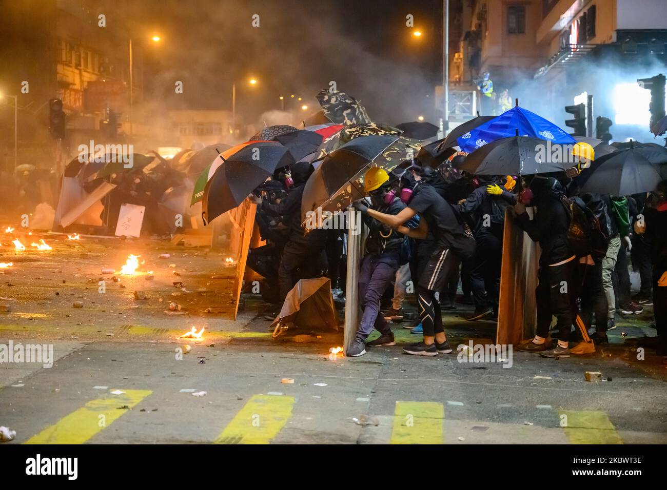 Die Öffentlichkeit versucht, Protestierende innerhalb von PolyU während des zweiten Tages der Belagerung von PolyU in Hongkong, China, am 18. November 2019 wiederzufinden. (Foto von Kwan Wong/NurPhoto) Stockfoto