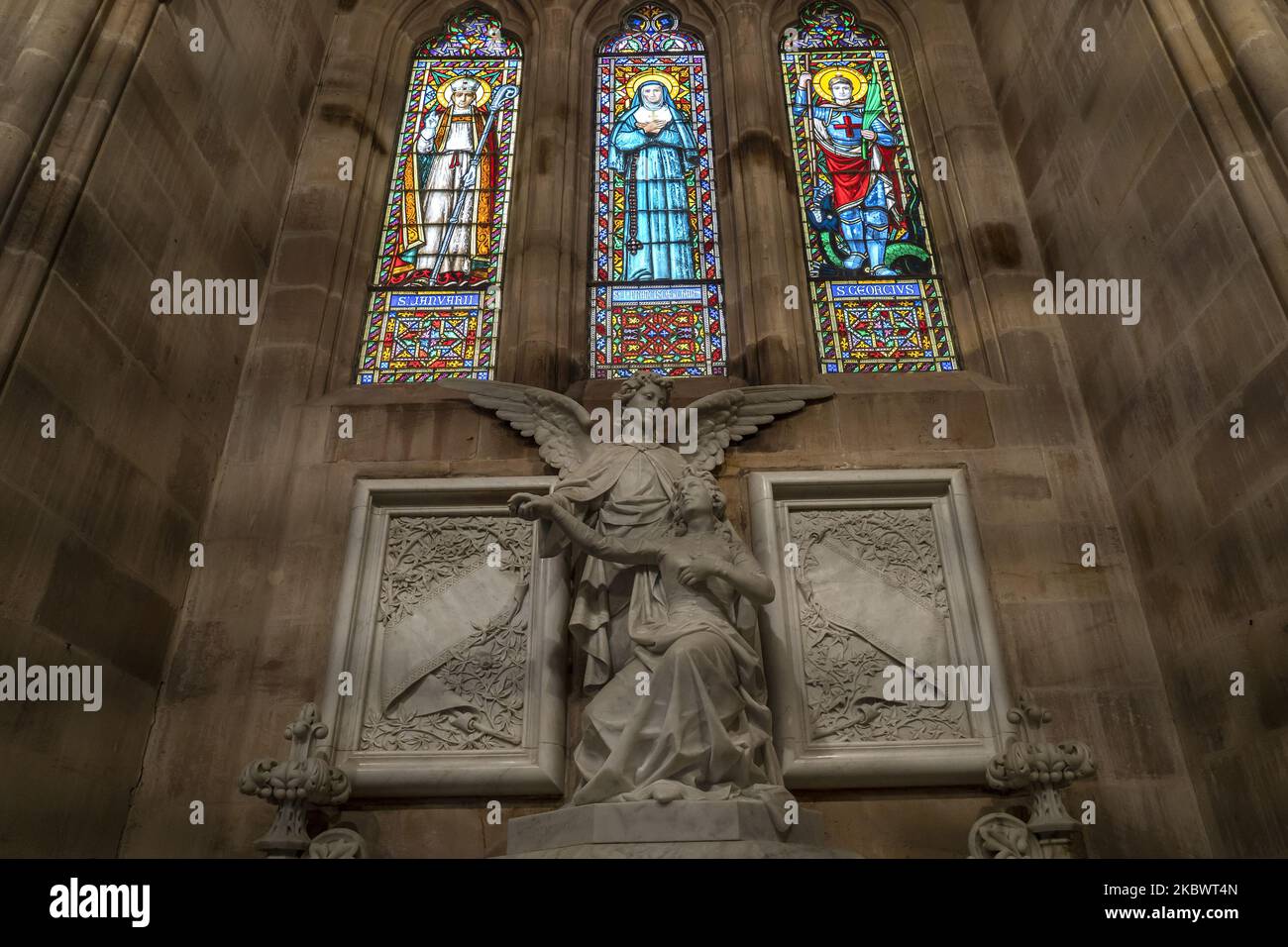 Detail der Buntglasfenster und Skulpturen im Inneren der Kapelle-Pantheon des Sobrellano-Palastes in Comillas Cantabria, Spanien, am 1. August 2020 in einem englischen und mitteleuropäischen rechtwinkligen gotischen Stil mit Möbeln von Gaudí und modernistischen Skulpturen von Joan Roig, Josep Llimona, Venancio Vallmitjana und Agapito Vallmitjana. (Foto von Joaquin Gomez Sastre/NurPhoto) Stockfoto