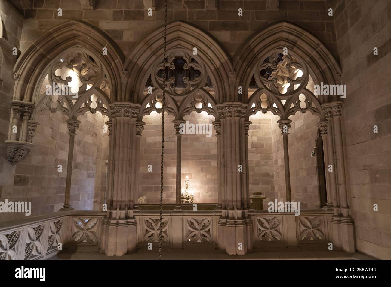 Gotische Bögen im Palast Sobrellano, auch bekannt als Palast des Marquis von Comillas, der sich am 1. August 2020 in der Stadt Comillas in Kantabrien, Spanien, befindet und das Werk des katalanischen Architekten Joan Martorell war. (Foto von Joaquin Gomez Sastre/NurPhoto) Stockfoto