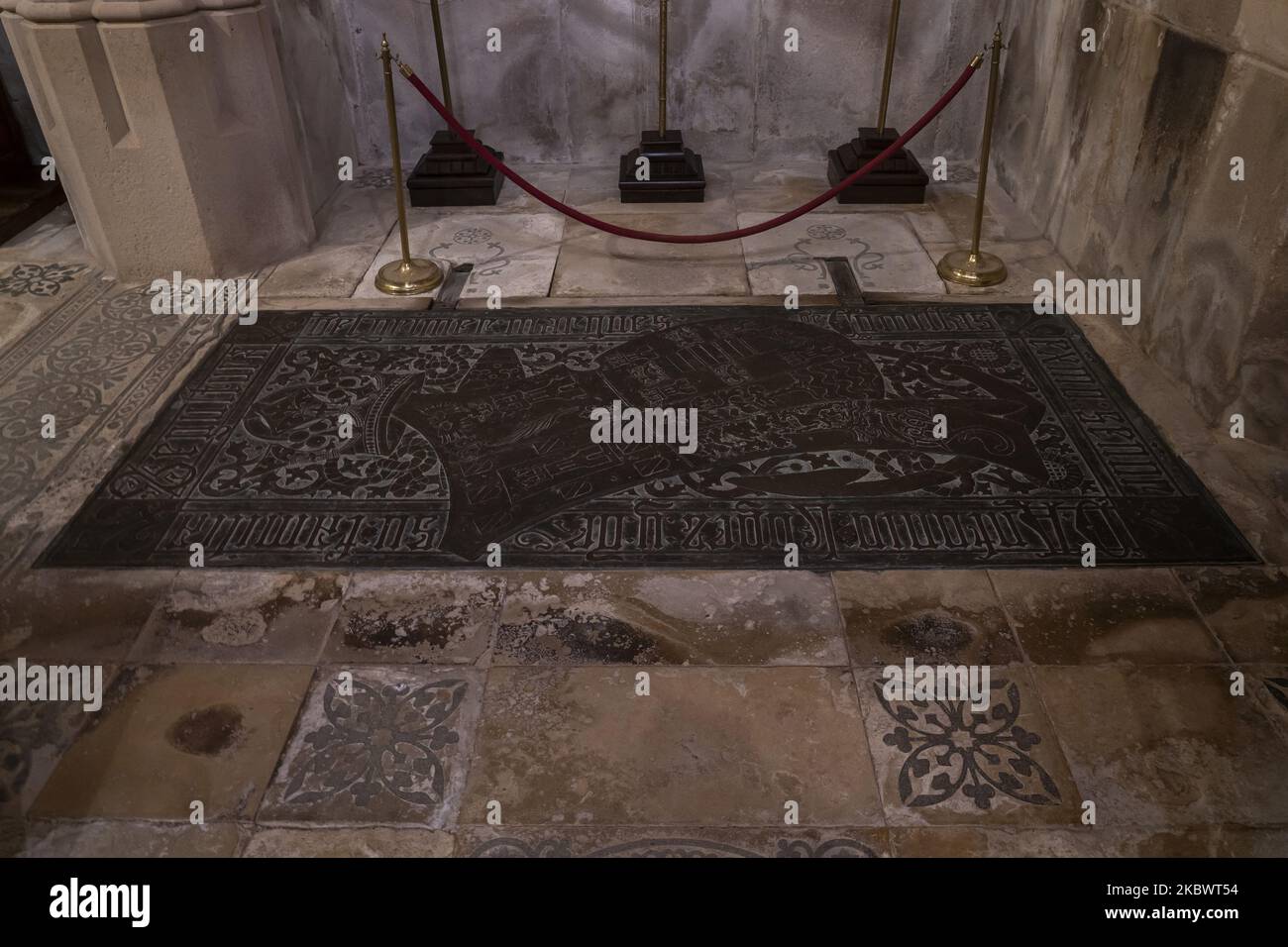 Tür des heutigen Grabes für Verwandte der Marquis von Comillas, der Kapelle-Pantheon des Palastes von Sobrellano in Comillas Cantabria, Spanien, am 1. August 2020 in englischer und mitteleuropäischer rechtwinkliger gotischer Manier mit Möbeln von Gaudí und modernistischen Skulpturen von Joan Roig, Josep Llimona, Venancio Vallmitjana und Agapito Vallmitjana. (Foto von Joaquin Gomez Sastre/NurPhoto) Stockfoto