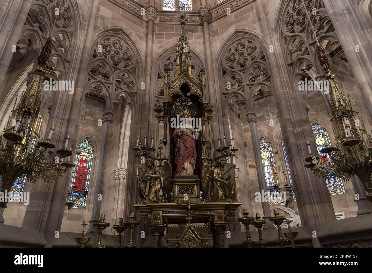 Detail des Inneren der Kapelle-Pantheon des Palastes von Sobrellano in Comillas Cantabria, Spanien, am 1. August 2020 im rechtwinkligen englischen und mitteleuropäischen gotischen Stil mit Möbeln von Gaudí und modernistischen Skulpturen von Joan Roig, Josep Llimona, Venancio Vallmitjana und Agapito Vallmitjana. (Foto von Joaquin Gomez Sastre/NurPhoto) Stockfoto